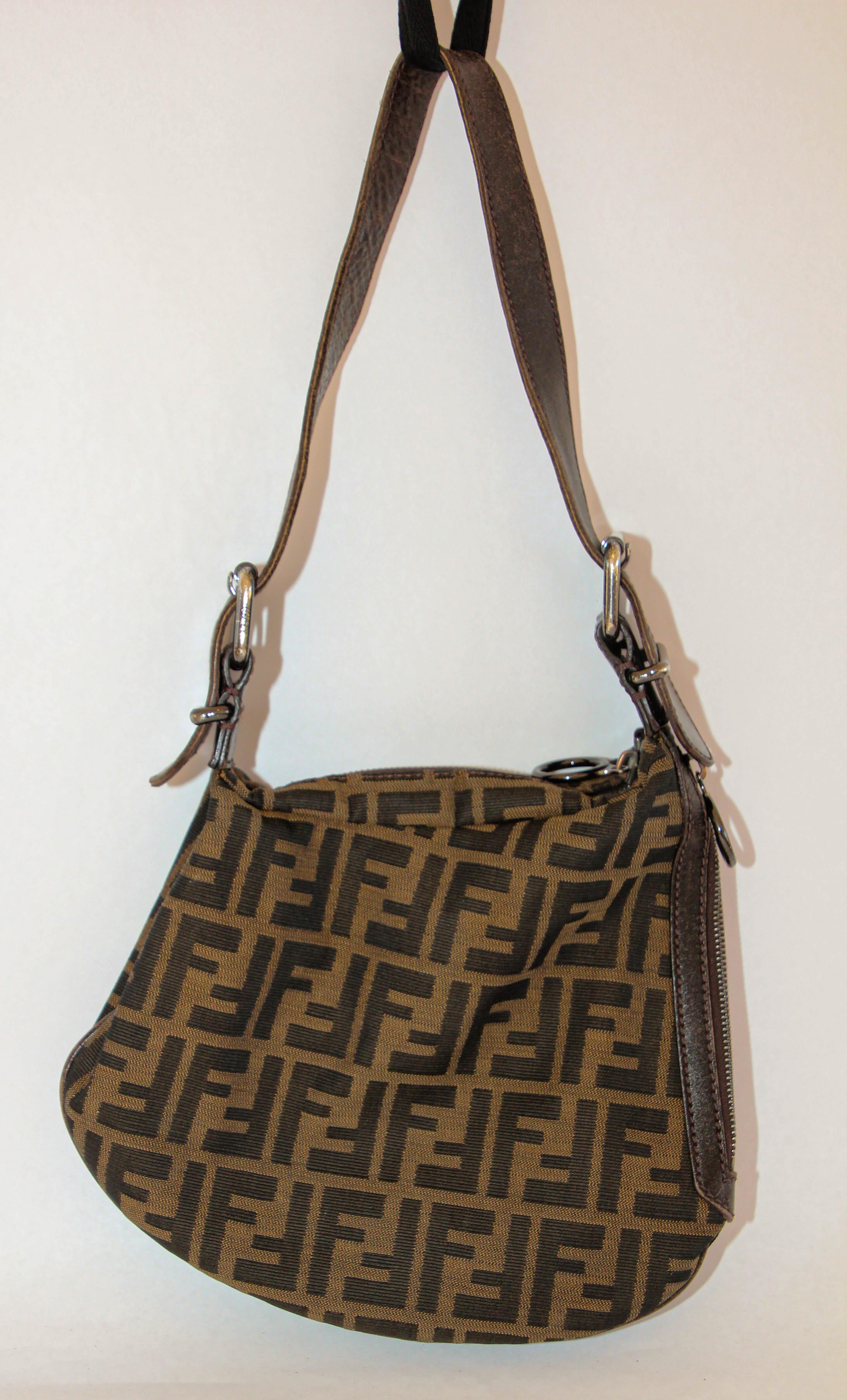 Fendi Oyster FF Print Shoulder Hobo Bag In Good Condition For Sale In North Hollywood, CA