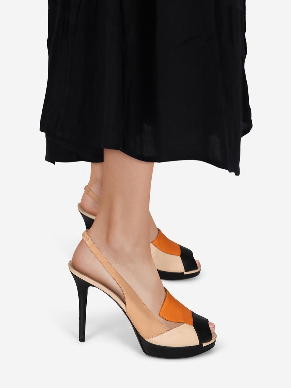 L'ÉTAT est très bon. L'usure des talons est minime. Usure minimale sur la plateforme, le talon, la bride de l'orteil et les deux côtés des deux chaussures où la décoloration et l'abrasion sont visibles sur cet article de revente de designer Fendi