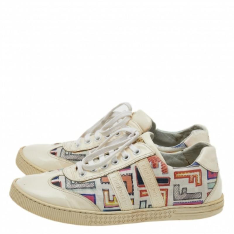 Présentées dans une silhouette low-top classique, ces baskets Fendi sont une combinaison parfaite de luxe, de confort et de style. Elles sont fabriquées en cuir verni et en toile imprimée FF. Ces baskets sont ornées de logos, d'empeignes lacées et