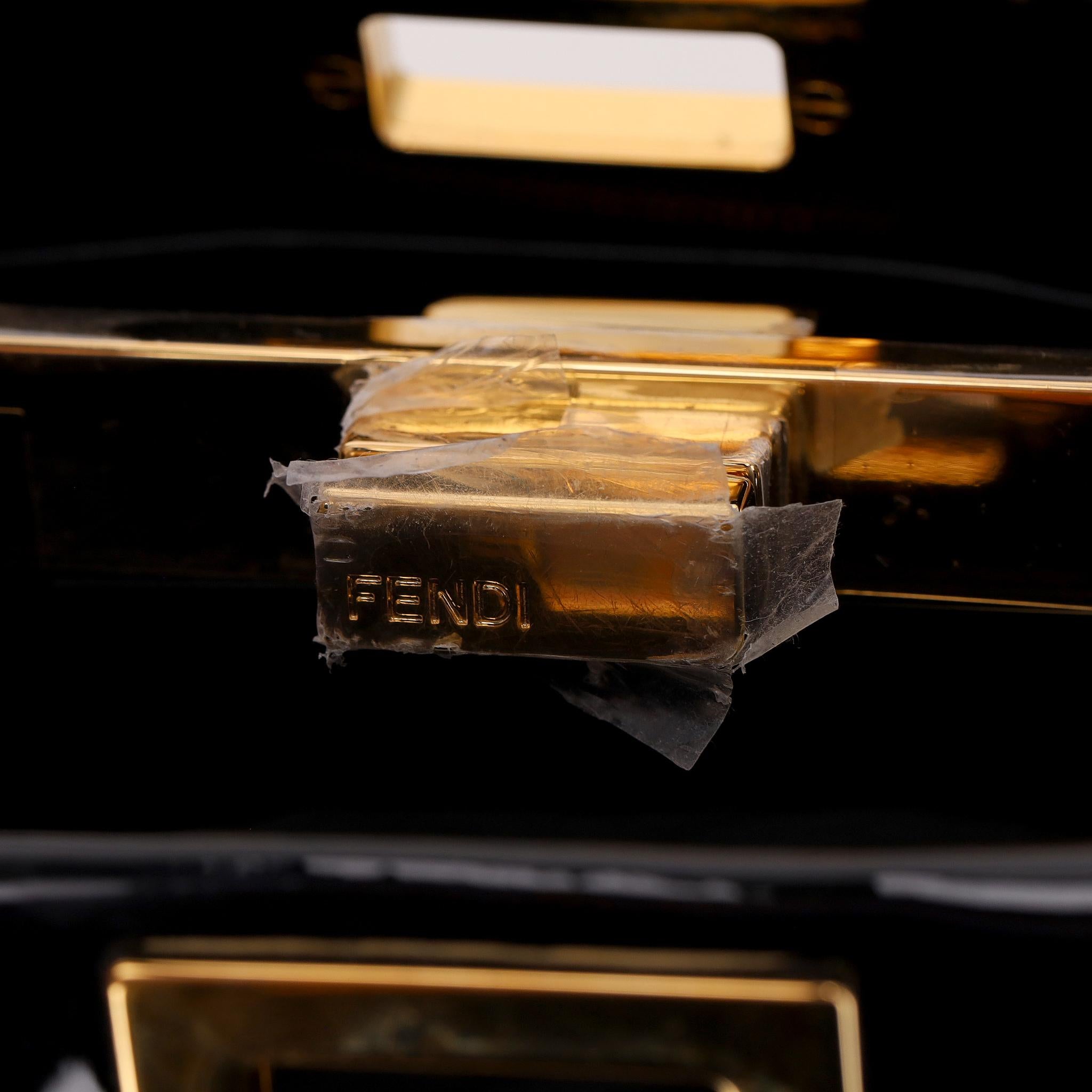 Mini sac Peekaboo en cuir verni de Fendi en vente 5