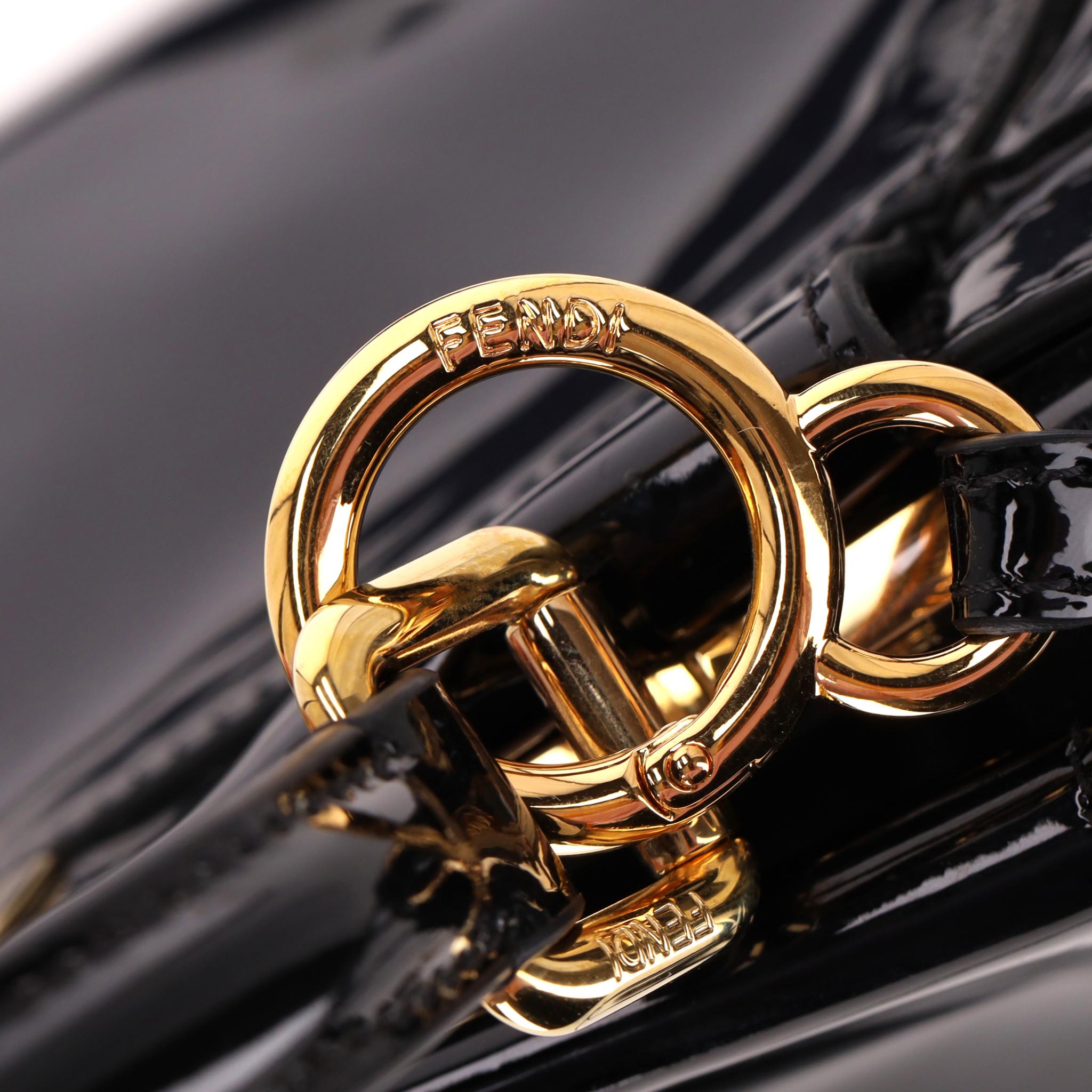 Mini sac Peekaboo en cuir verni de Fendi en vente 6