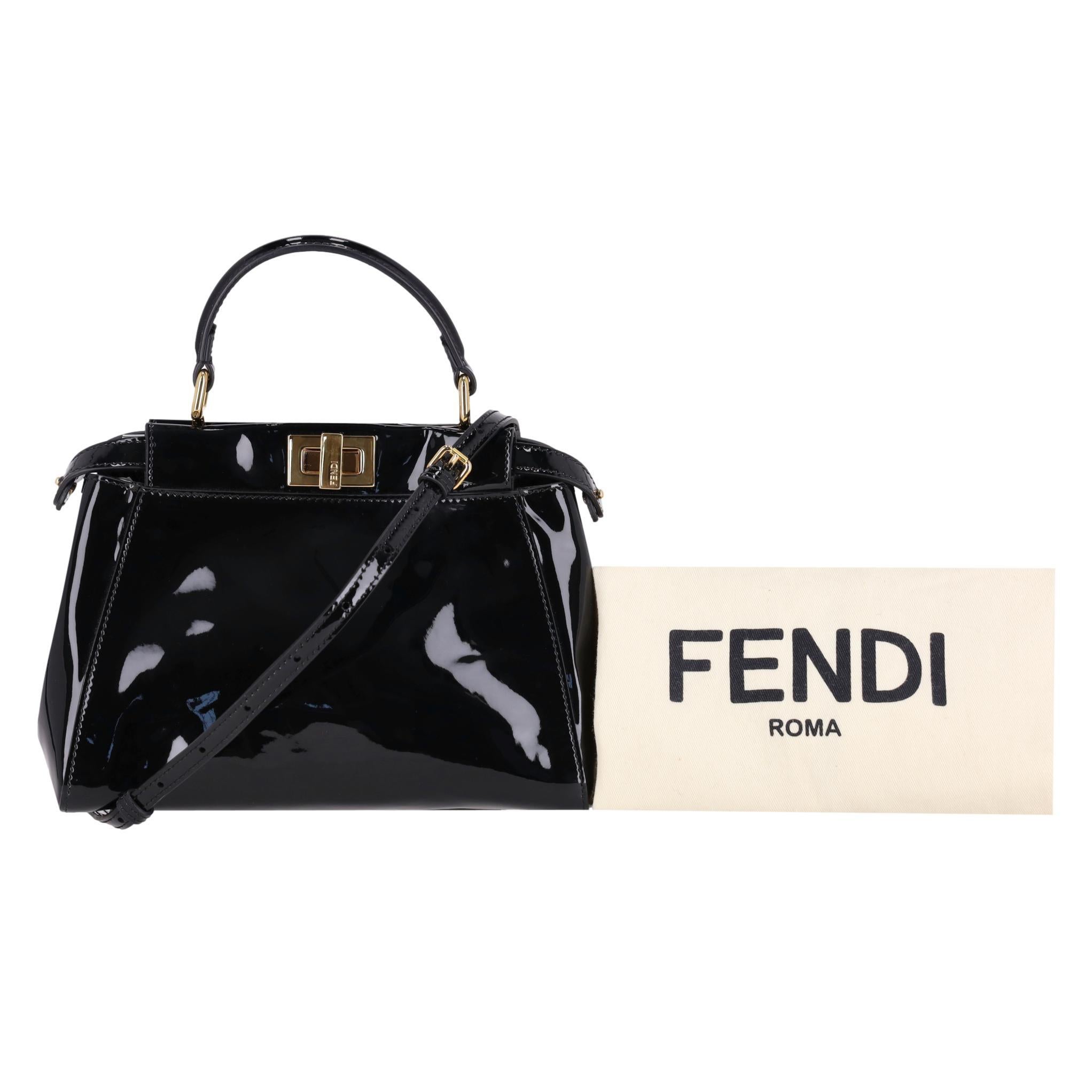 We Adore - Mini sac Peekaboo en cuir verni de Fendi

Sac à main noir structuré en cuir verni brillant et orné de ferrures dorées.

Le logo 'Fendi' est gravé sur la fermeture à verrou et la bandoulière réglable et amovible. L'intérieur est en cuir