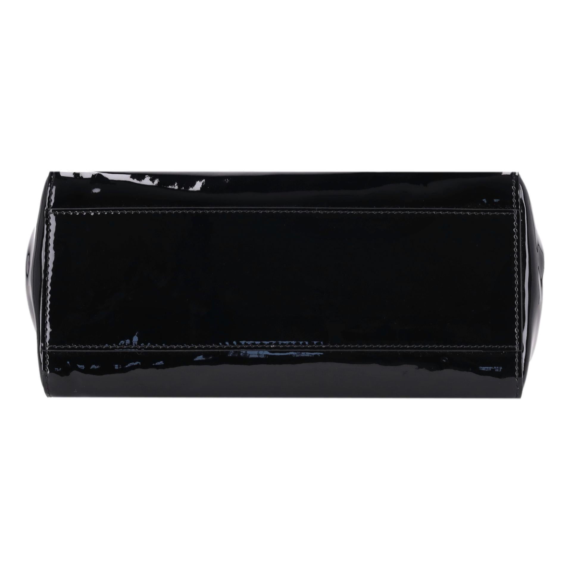 Mini sac Peekaboo en cuir verni de Fendi en vente 1