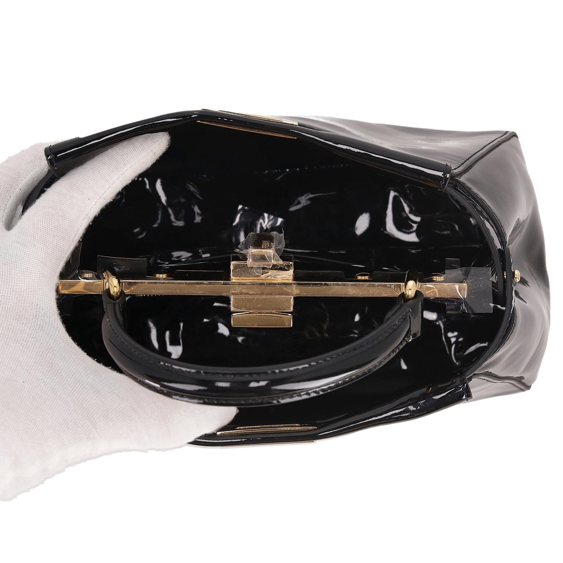 Mini sac Peekaboo en cuir verni de Fendi en vente 2