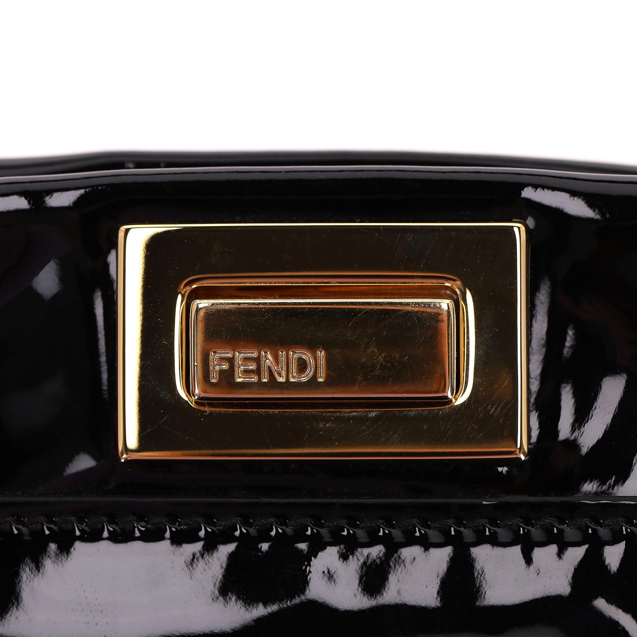 Mini sac Peekaboo en cuir verni de Fendi en vente 3