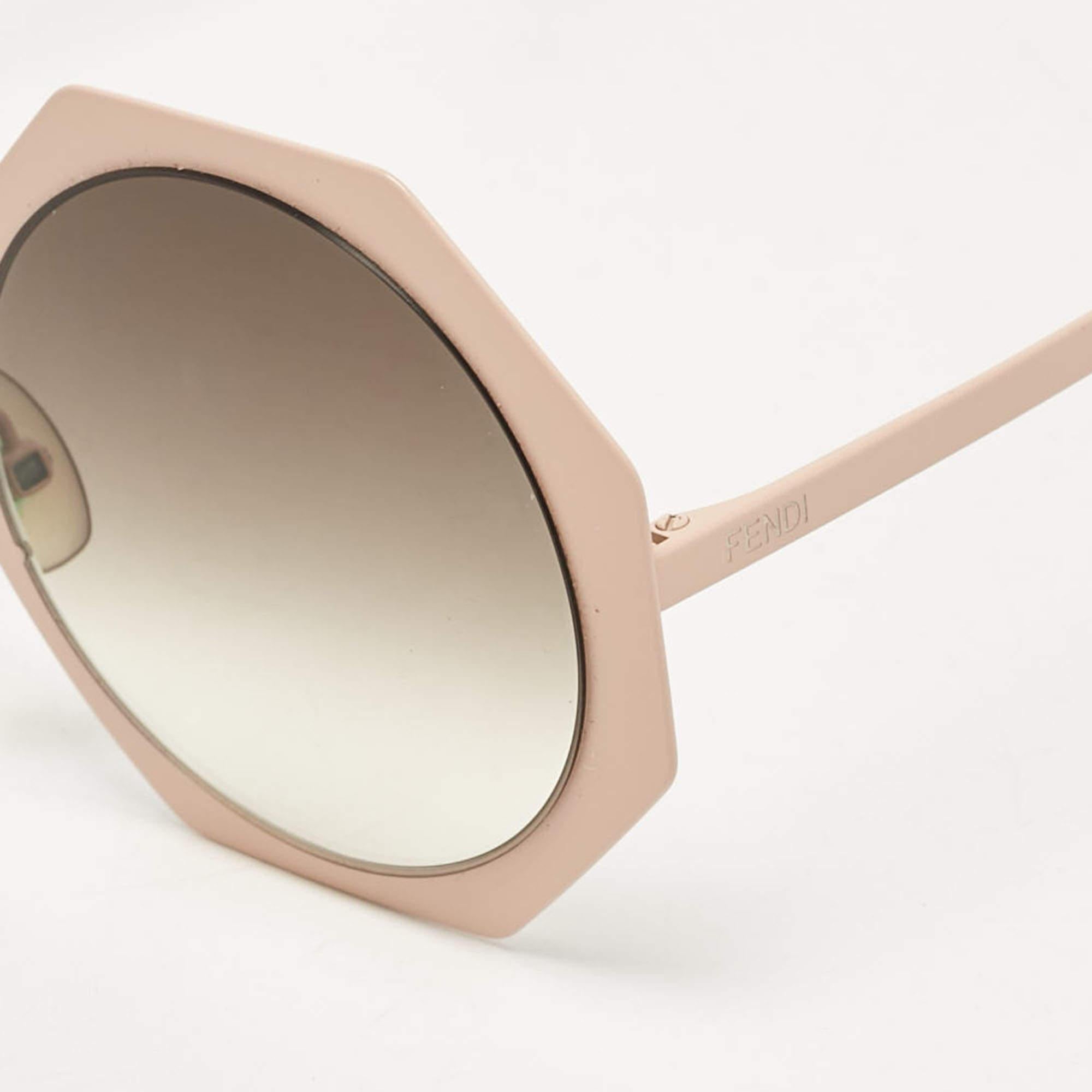 A stylish pick for sunny days these Fendi sunglasses will add an extra edge to your outfits. This chic accessory is made from acetate and has silver tone inserts. The brand detailing on the temple lends it a recognizable accent.