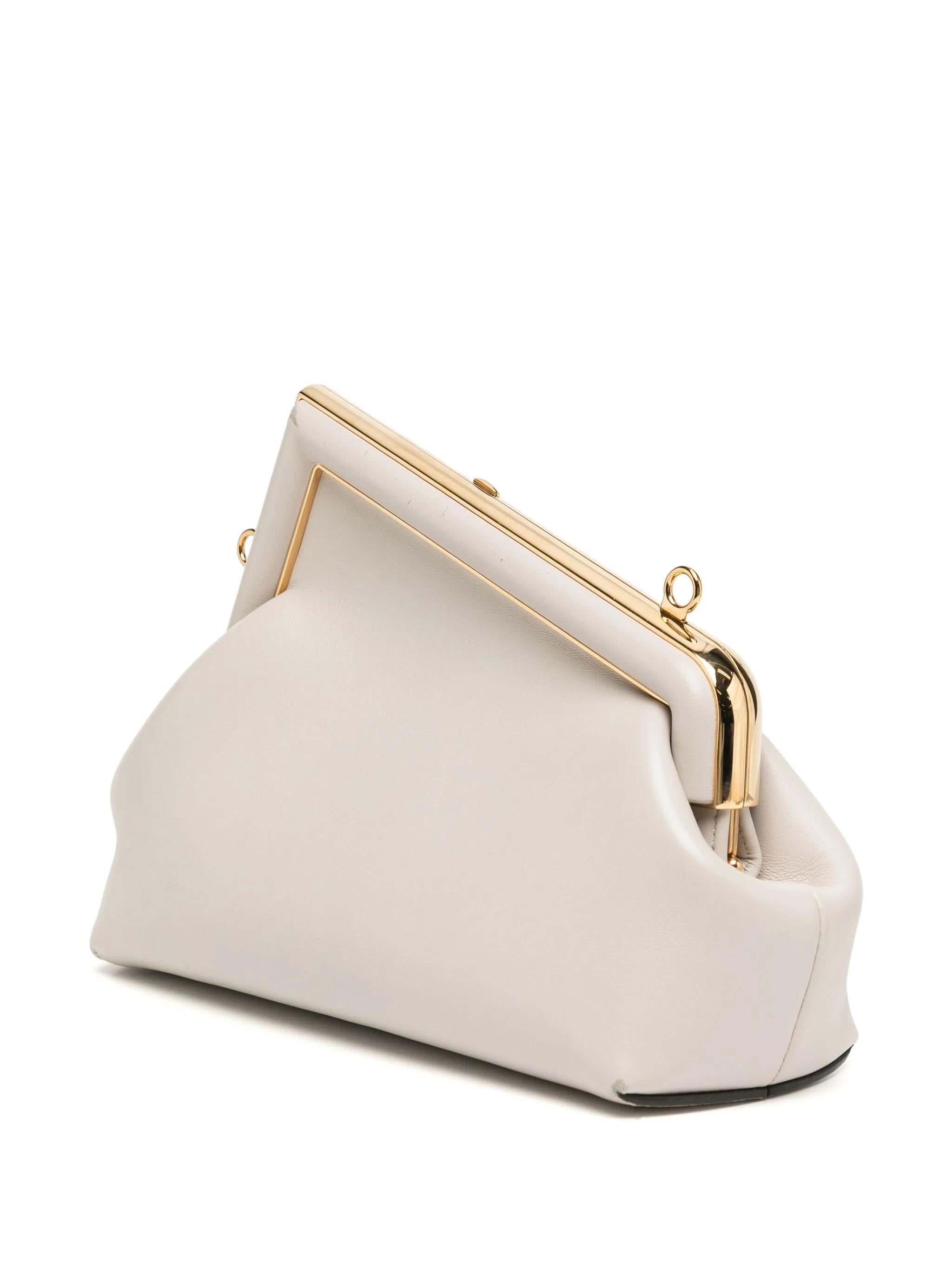 - Light grey
- Open top
- Adjustable detachable shoulder strap
- Iconic monogram lining
- Main compartment
- Condition: Good
This pre-loved bag is in good condition with some signs of use. Scratches on leather at the top on the edges and corner of