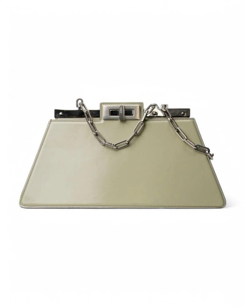 Borsa firmata Fendi, modello Peekaboo Cut, misura Medium, realizzata in pelle liscia nella colorazione verde con hardware argento. Dotata di una barra metallica con due chiusure superiori a girello, internamente rivestita in pelle liscia tono su