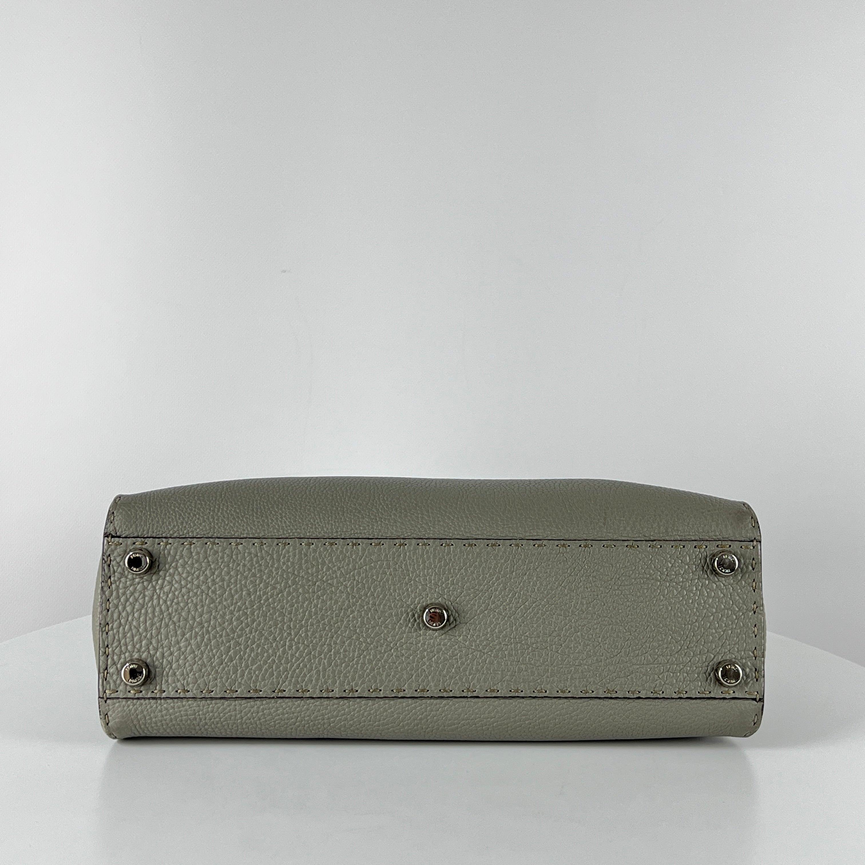 Fendi Peekaboo Gray Leather Top-Handle Bag with Strap en vente 3