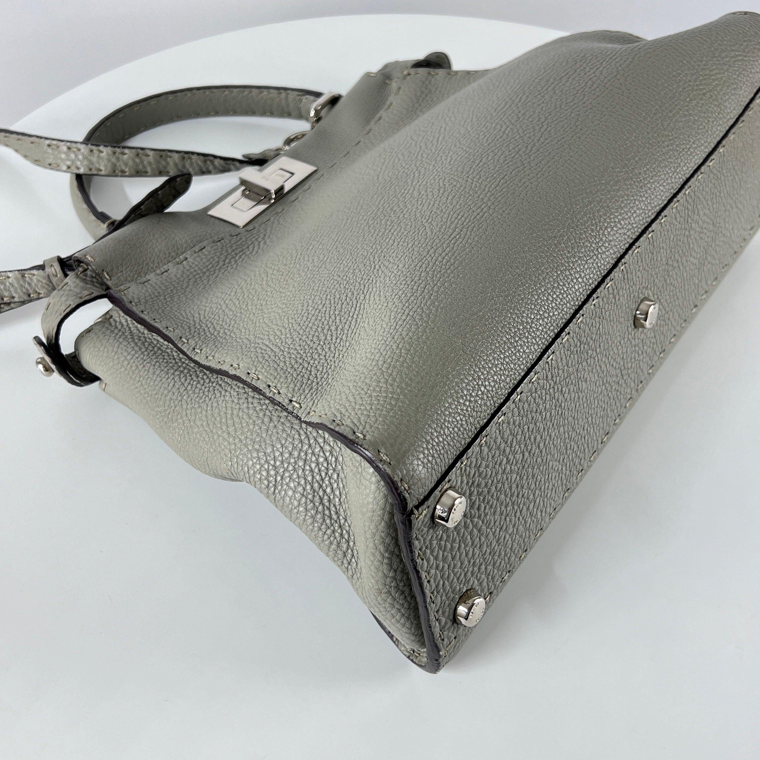 Fendi Peekaboo Gray Leather Top-Handle Bag with Strap en vente 4