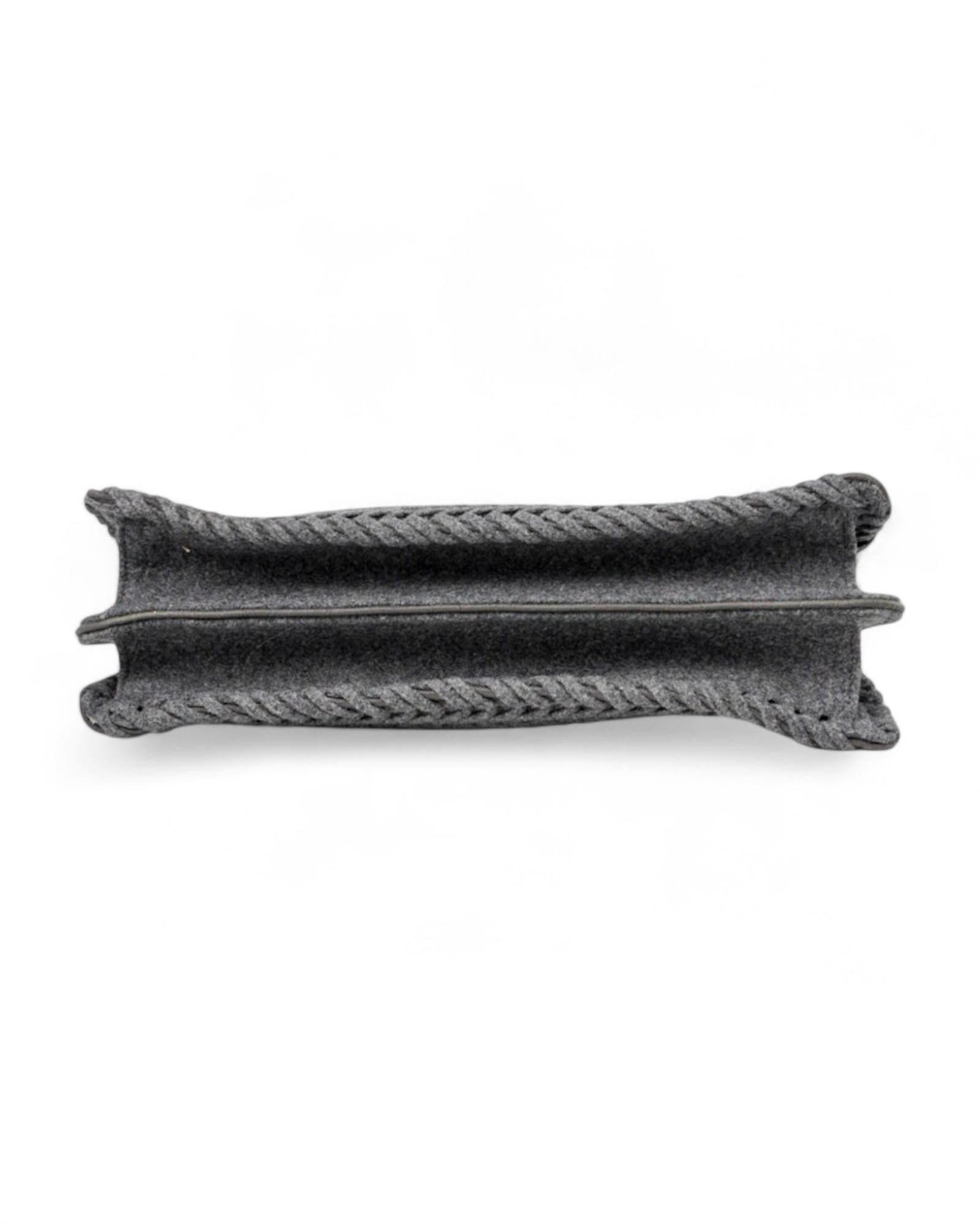 Sac signature de Fendi, modèle Peekaboo ISeeU en taille moyenne, en flanelle grise avec ferrures dorées. Le sac est équipé d'un double fermoir pivotant à l'avant et à l'arrière, doublé à l'intérieur en tissu daim ton sur ton avec une poche pratique,