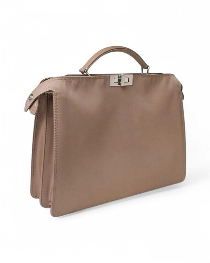 Sac signature de Fendi, modèle ISeeU, en taille Medium, en nylon beige avec des ferrures argentées. Doté d'une double fermeture frontale, pivotante et zippée, il est doublé intérieurement en nylon ton sur ton  avec des poches pratiques et beaucoup