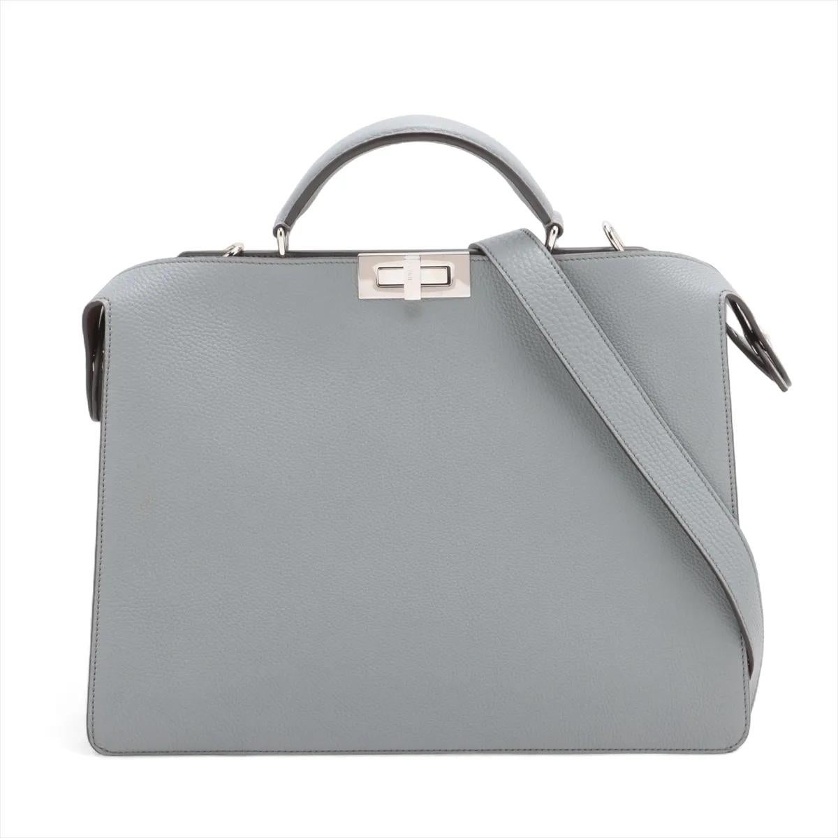 Le sac à bandoulière moyen Fendi Peekaboo ISeeU en gris est une interprétation sophistiquée et contemporaine d'une silhouette intemporelle. Confectionné dans les règles de l'art en cuir lisse, il présente le design iconique Peekaboo avec une forme