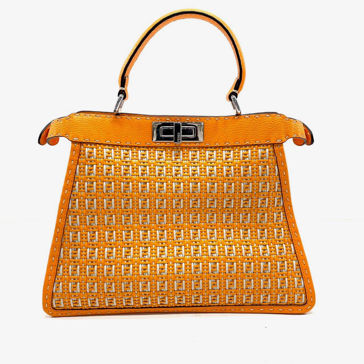 Fendi Peekaboo ISeeU Sellier Sac à main moyen en cuir entrelacé orange / blanc
  Il s'agit de photos professionnelles du sac.
  Cette édition limitée du Peekaboo de Fendi est réalisée en cuir orange et blanc entrelacé de façon complexe, avec un