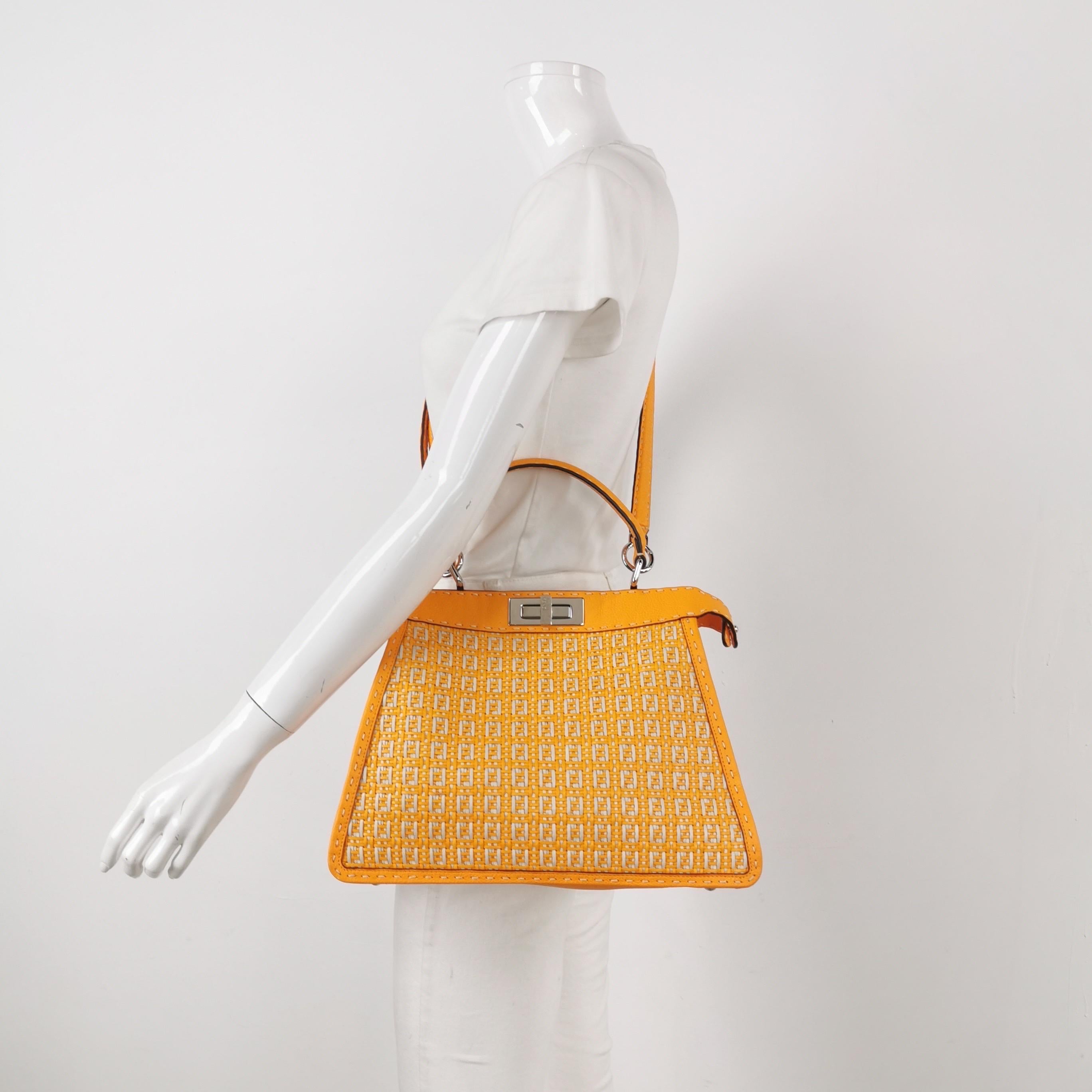 Fendi Peekaboo ISeeU Sellier Orange / Weiß Interlace Leder Medium Top Handle Bag
  Dies sind professionelle Fotos der tatsächlichen Tasche.
  Diese limitierte Auflage der Fendi Peekaboo besteht aus kunstvoll verflochtenem orangefarbenem und weißem