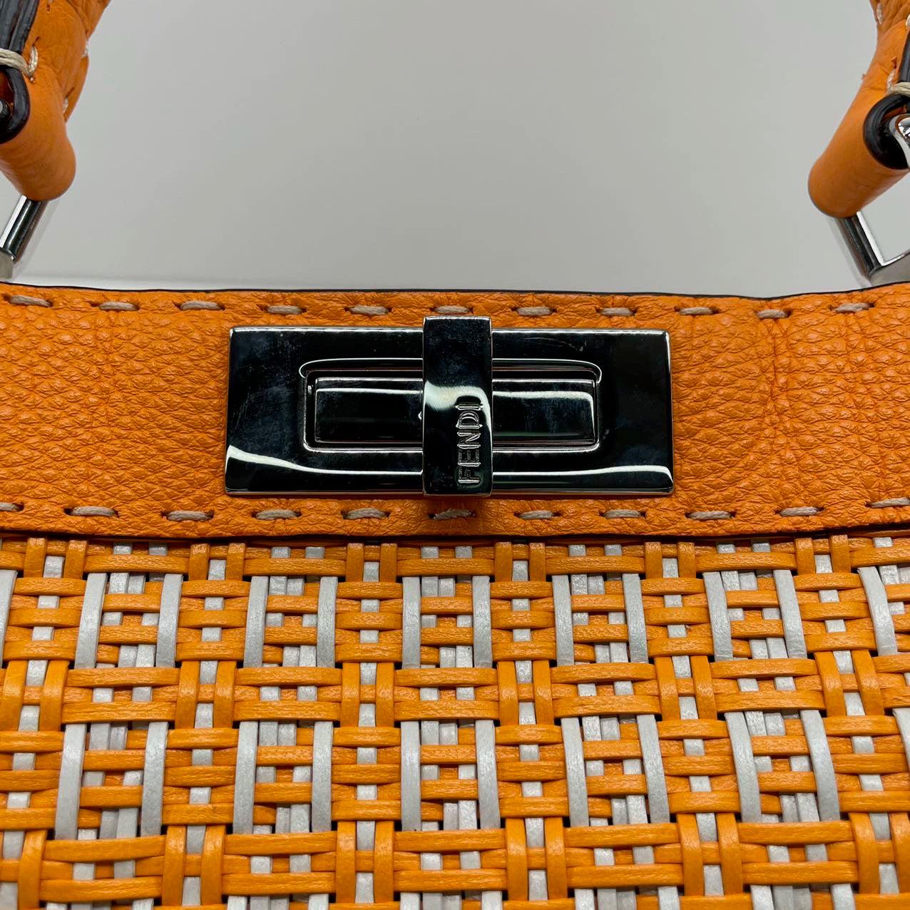 Sac à main moyen Peekaboo ISeeU Sellier en cuir orange/blanc entrelacé Fendi 4