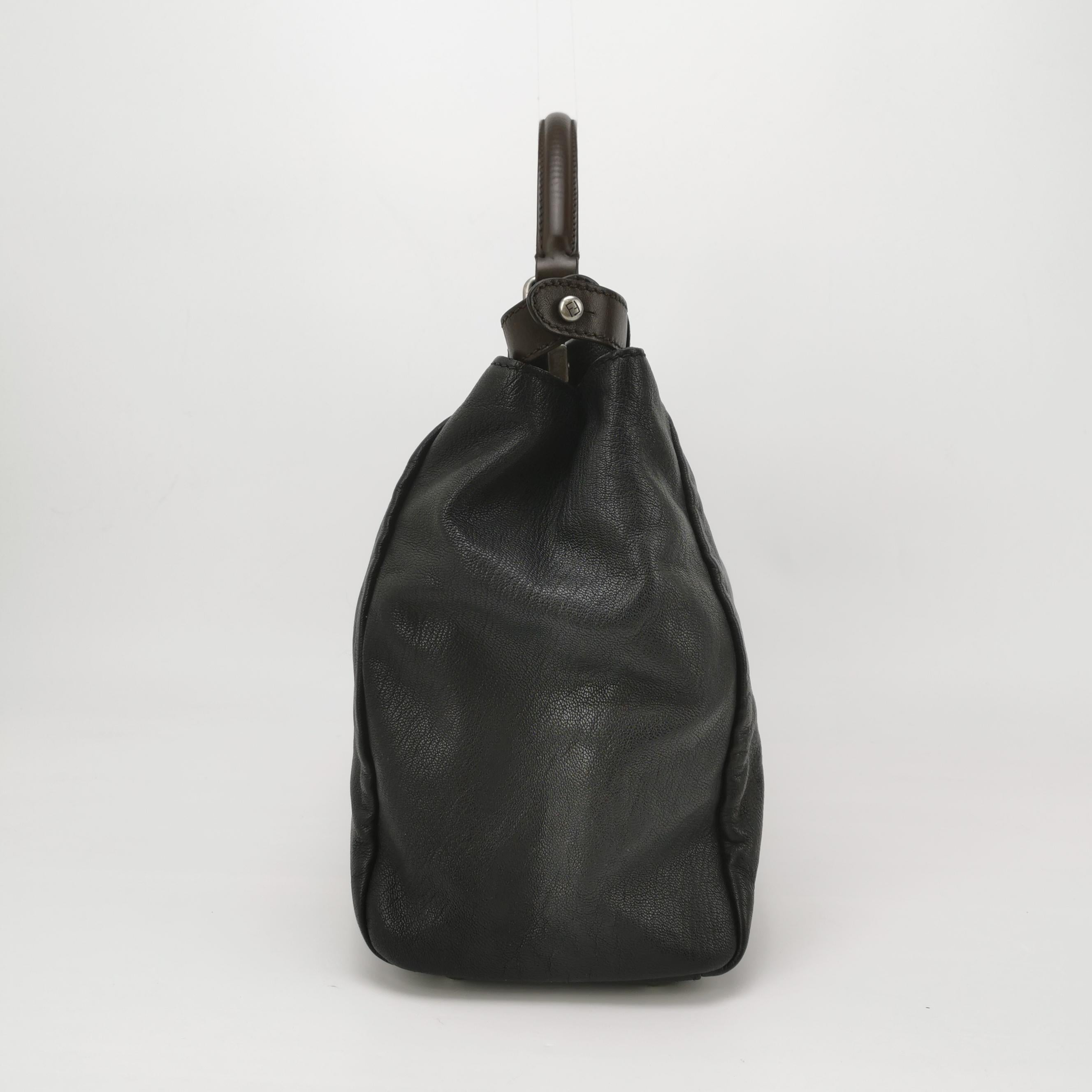 Fendi Peekaboo Large Black Calfskin Leather Glitter Beaded Zucca Interior
Il s'agit de photos professionnelles du sac offert par Luxbags.
Ce grand Peekaboo de Fendi est réalisé en cuir de veau de haute qualité et s'ouvre pour révéler un intérieur