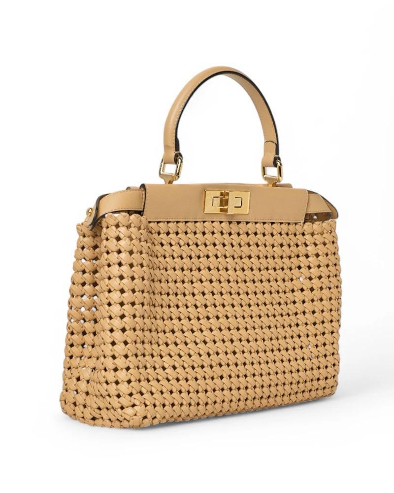 Sac signé Fendi, modèle Peekaboo en taille moyenne, en cuir tressé beige avec ferrures dorées. Le sac est équipé d'un double fermoir pivotant à l'avant et à l'arrière, doublé intérieurement en cuir beige lisse avec une pochette pratique, assez