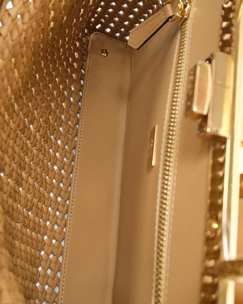Fendi Peekaboo Medium Cuir tressé Beige en vente 3