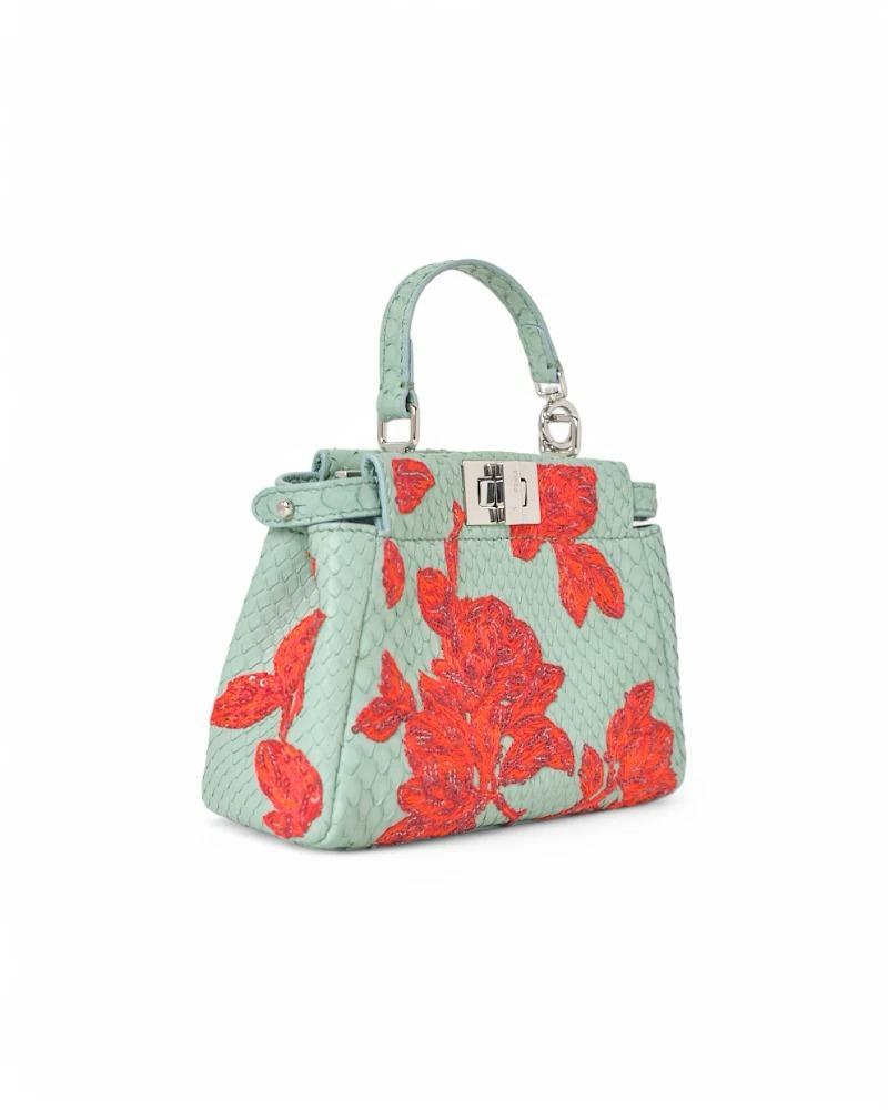 Le sac signature de Fendi, modèle Peekaboo dans la taille Micro, en cuir de python de couleur sarcelle avec des ferrures argentées. Doté d'une double fermeture pivotante à l'avant et d'une fermeture à clip, et doublé intérieurement en cuir lisse ton