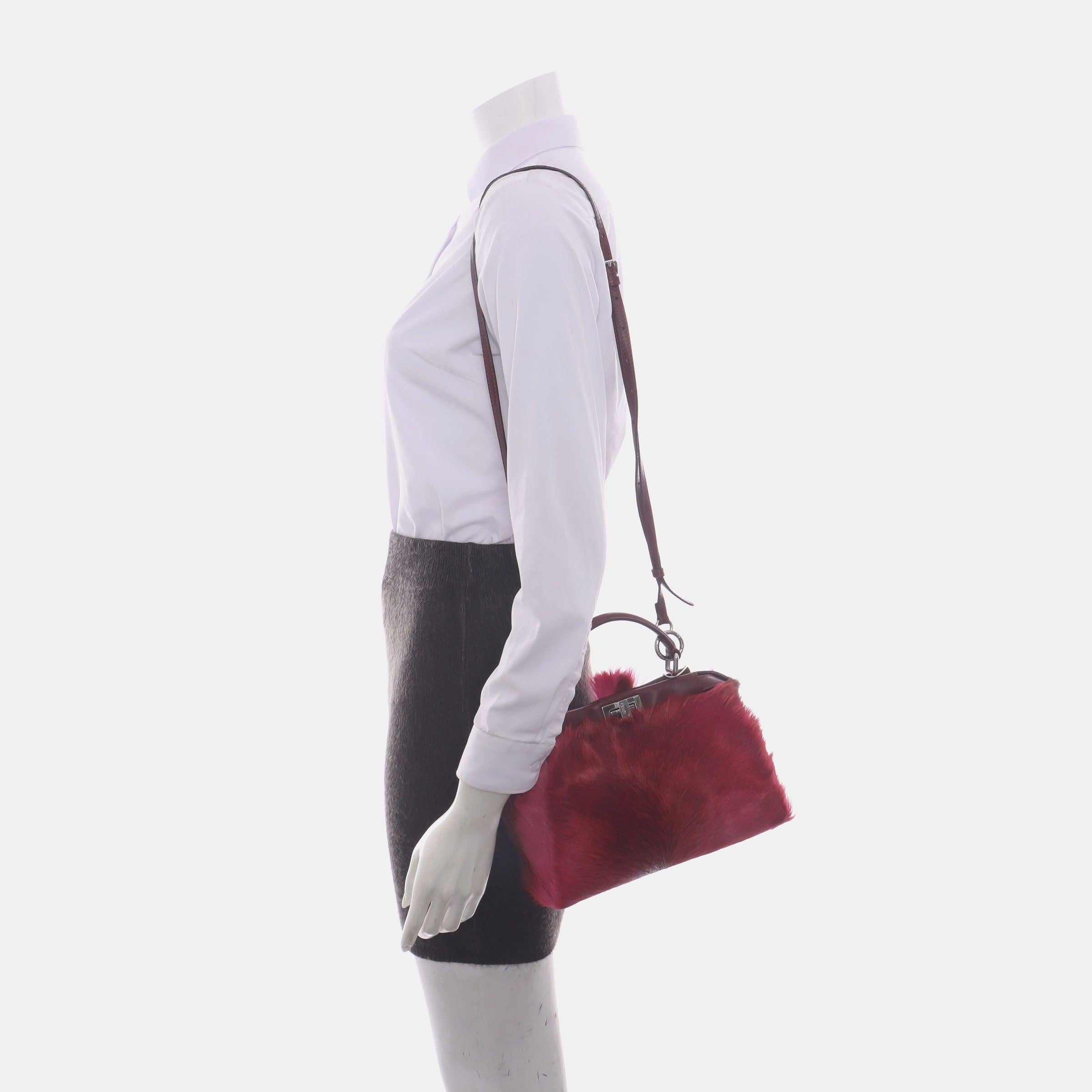 Fendi Mini Gazelle Peekaboo Fourrure Bourgogne, Automne Hiver 2014
 Il s'agit de photos professionnelles du sac offert par Luxbags.
 Saison 2014, Prix de vente $7,750 (USD)
 ÉTAT : EXCELLENT
 Légères rayures sur la quincaillerie, les poignées et le