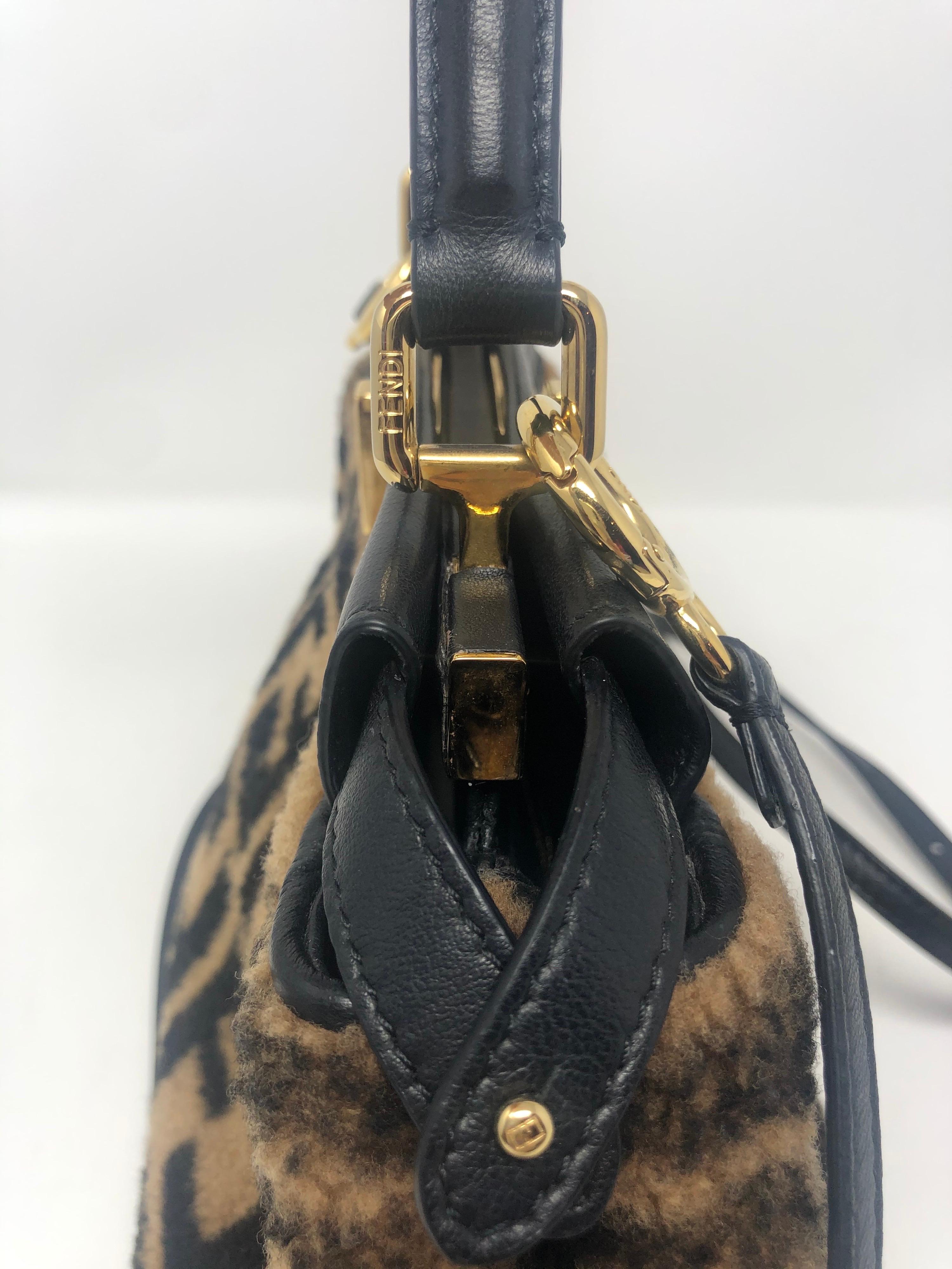 Fendi Peekaboo Mini sac en fourrure de mouton 10