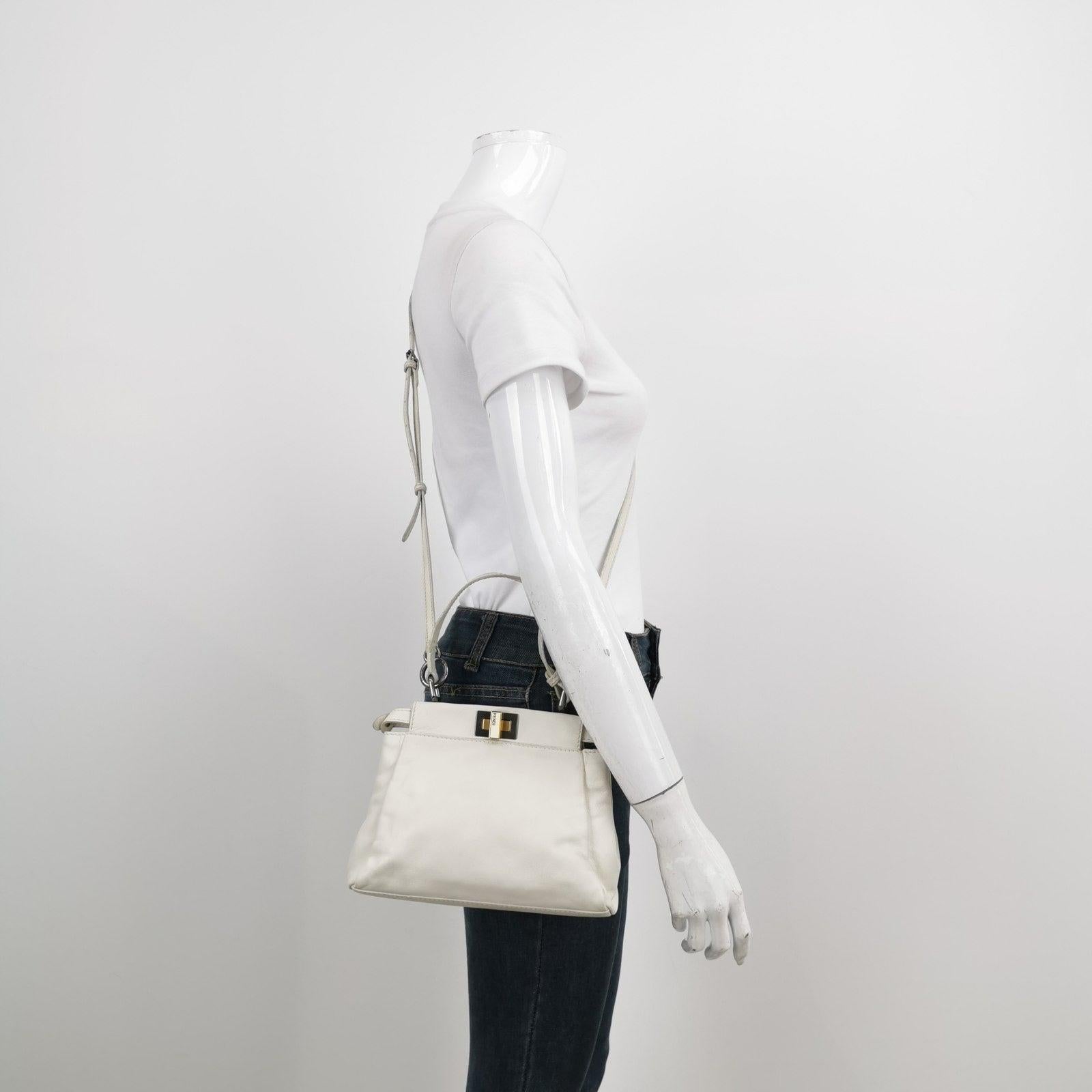 Fendi Peekaboo Mini White Leather Corssbody Bag Éstas son fotos profesionales del bolso real ofrecido por Luxbags. ESTADO: BUENO Este artículo usado se encuentra en buen estado, con importantes signos de uso. Rozaduras en la base, la abertura, el