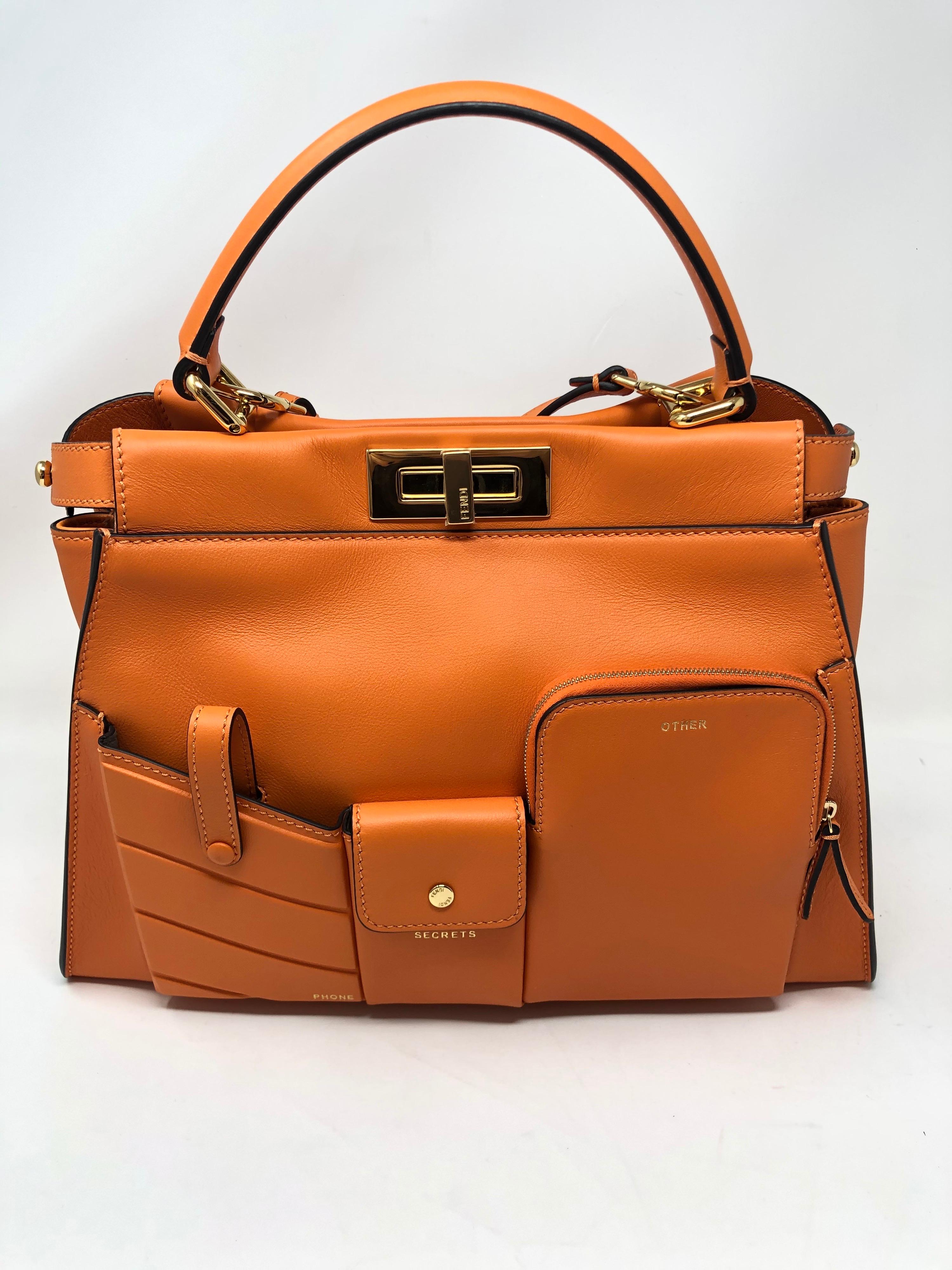 Fendi Orange Peekaboo Tasche. Brandneuer Zustand. Nie benutzt. Kunststoff ist immer noch auf Hardware. Einzelhandel 6.000 Dollar. Wird zur Hälfte des Verkaufspreises angeboten. Eine einzigartige Tasche von Fendi. Das wäre ein tolles Geschenk.