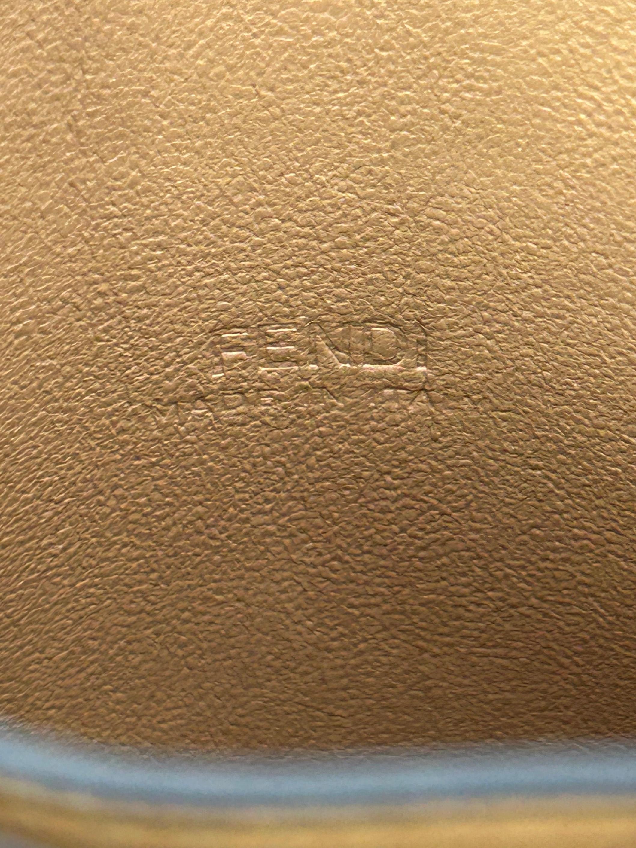 Fendi Peekaboo Phone Pouch Black Leather in vendita 7