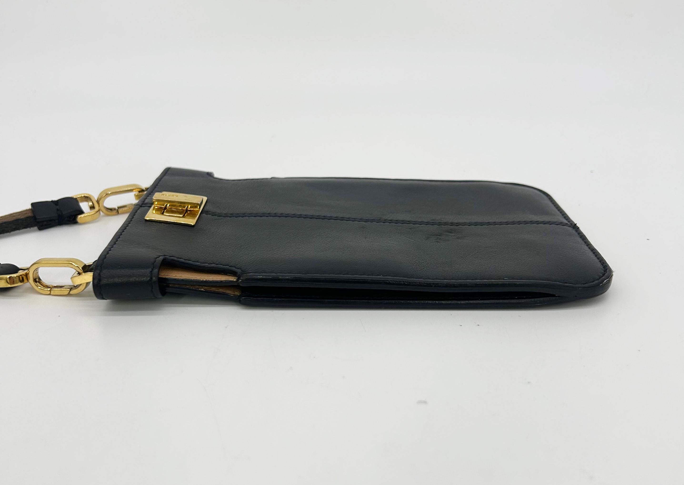 Nero Fendi Peekaboo Phone Pouch Black Leather in vendita