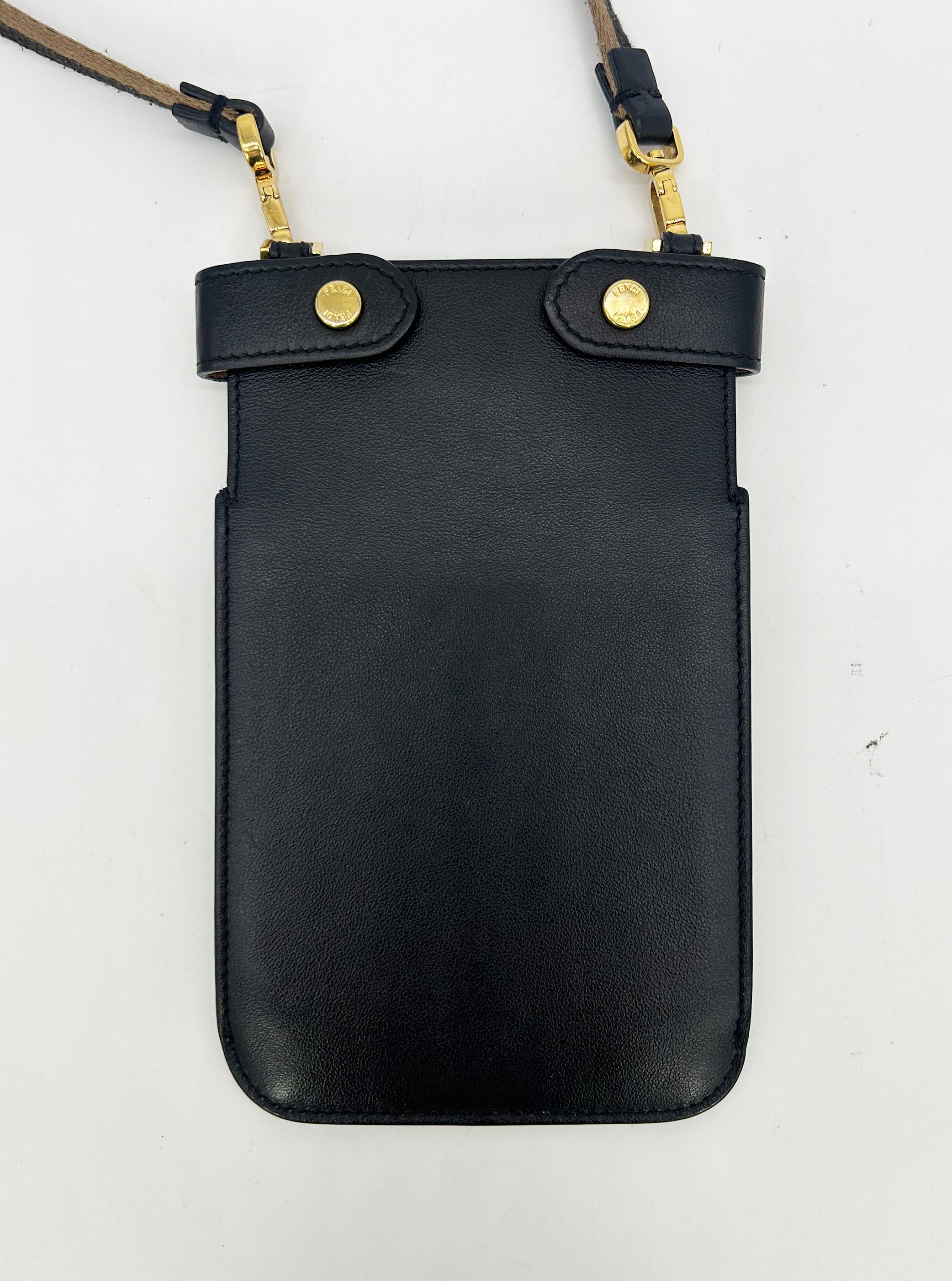 Fendi Peekaboo Phone Pouch Black Leather In condizioni buone in vendita a Philadelphia, PA