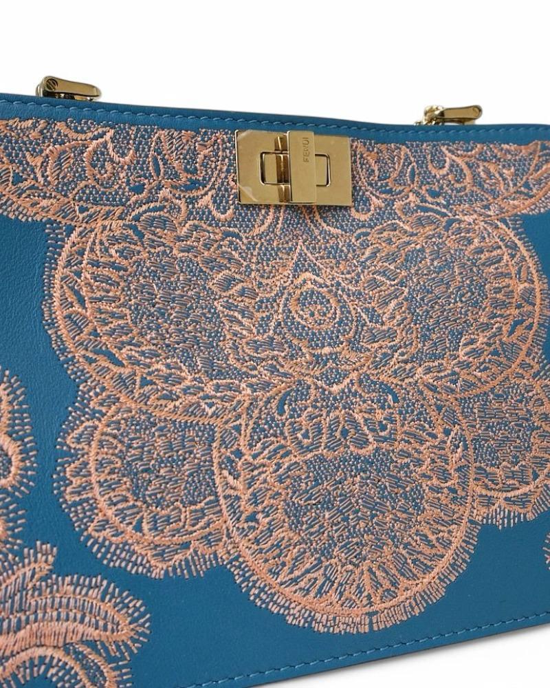 Fendi Peekaboo Clutch Tasche mit blauer Stickerei im Angebot 10