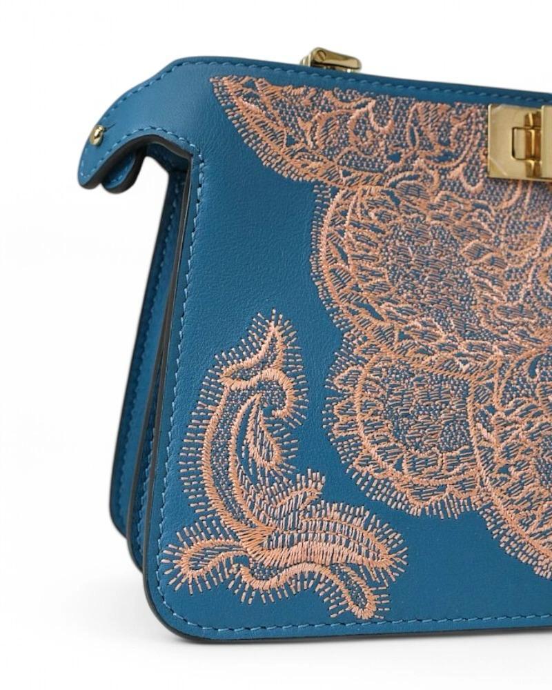 Fendi Peekaboo Clutch Tasche mit blauer Stickerei im Angebot 11