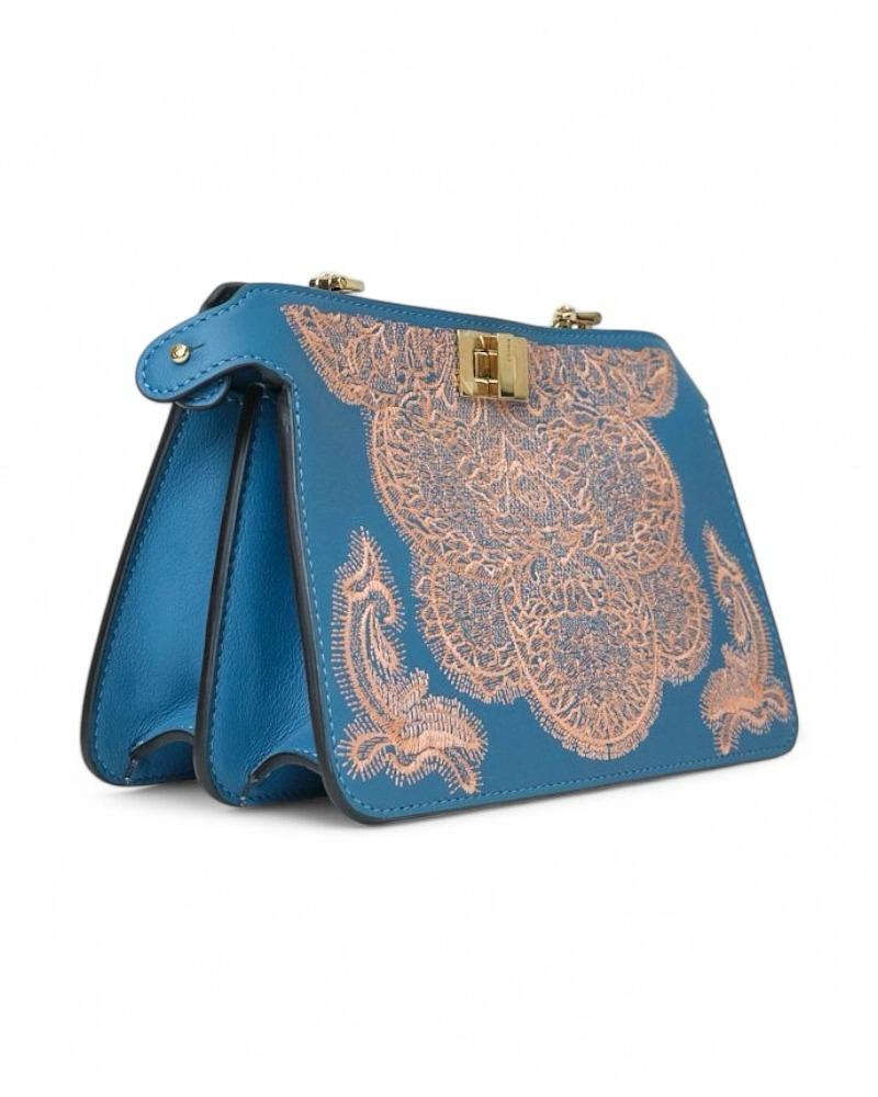 Die charakteristische Clutch von Fendi, Modell Peekaboo, aus hellblauem Leder mit schwarzem Lederbesatz und goldenen Beschlägen. Ausgestattet mit einem doppelten Drehverschluss auf der Vorder- und Rückseite, innen gefüttert mit glattem
