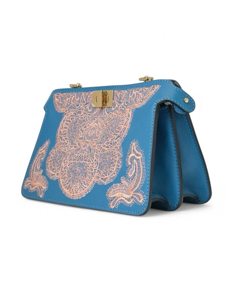 Fendi Peekaboo Clutch Tasche mit blauer Stickerei (Gray) im Angebot