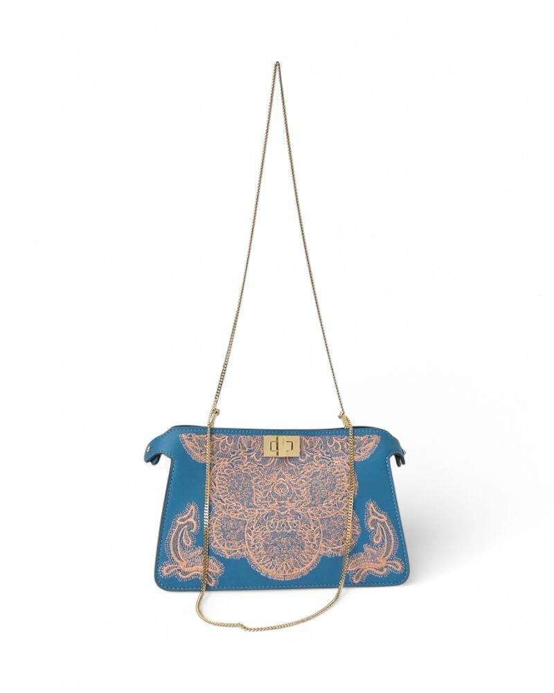 Fendi Peekaboo Clutch Tasche mit blauer Stickerei Damen im Angebot