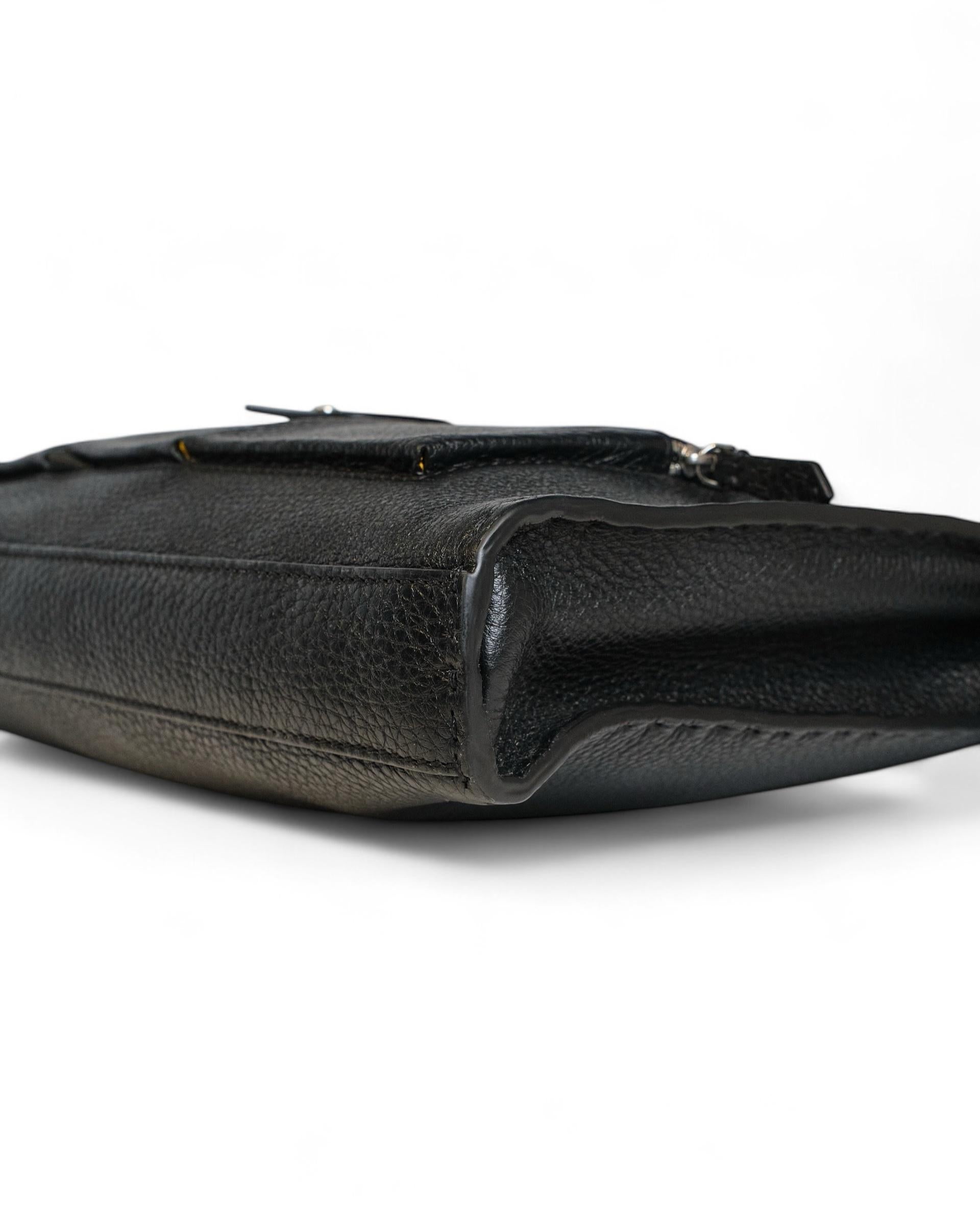 Sac signé Fendi, modèle Peekaboo Utility en taille Large, en cuir grainé noir avec empiècements jaunes et détails métalliques argentés. Le sac est équipé d'une double fermeture à glissière sur le dessus et d'une fermeture à emboîtement pour plus de