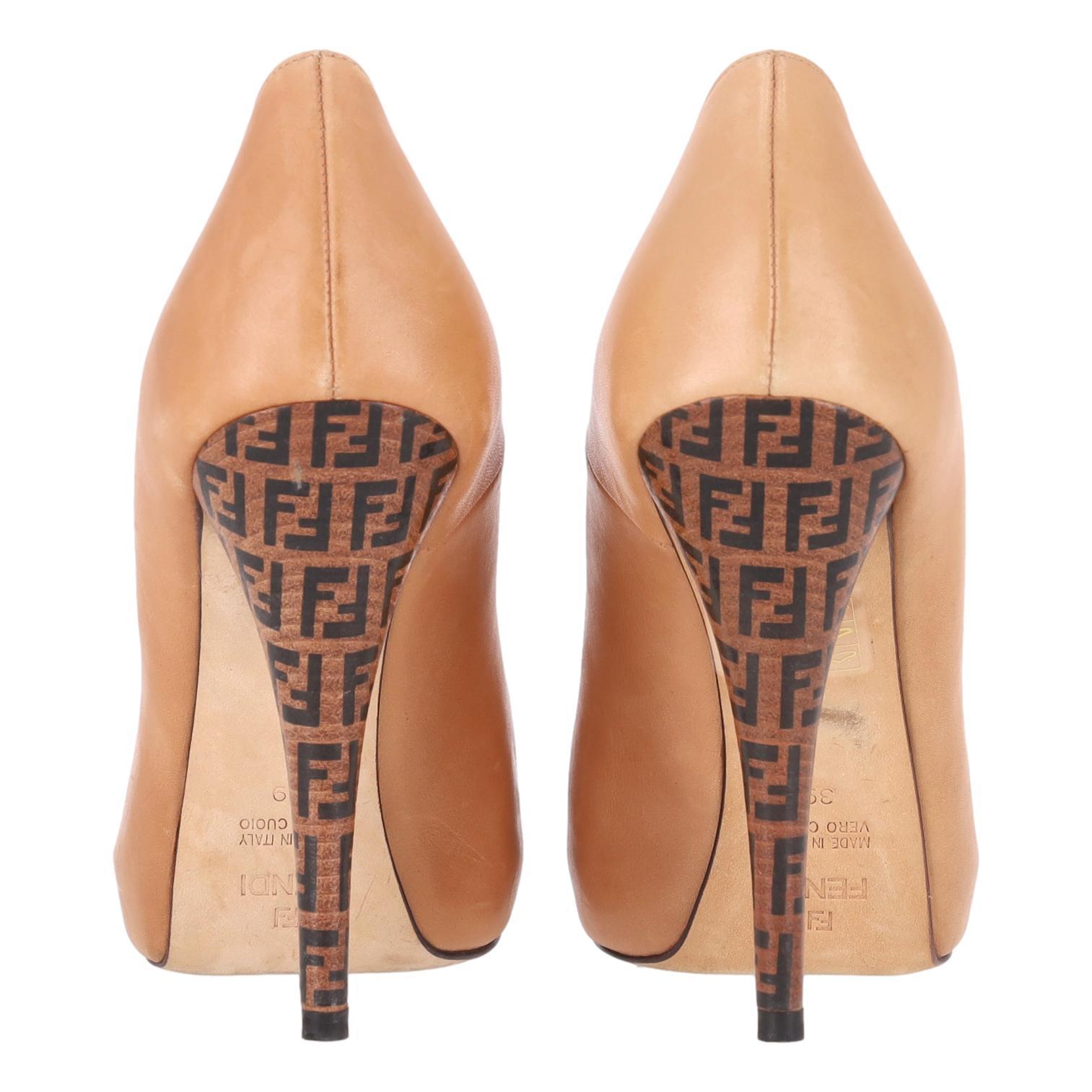 Fendi Peep-Toe Leder Pumps mit 'FF' Zucca Absatz im Zustand „Hervorragend“ im Angebot in London, GB