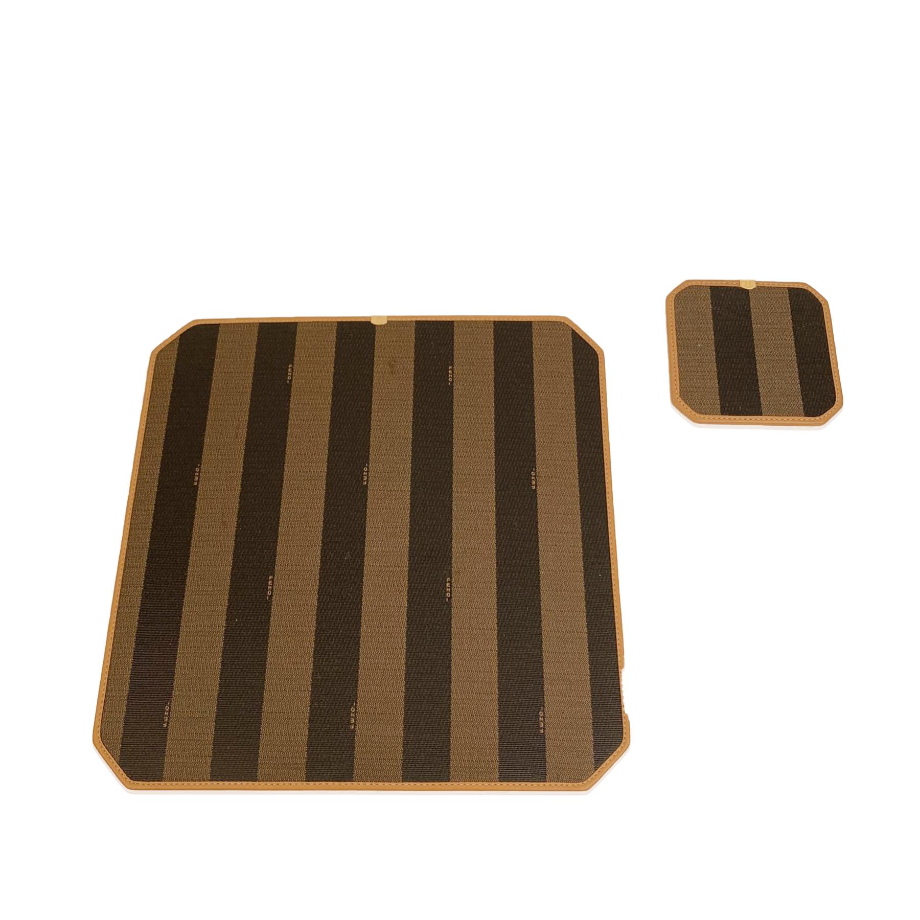 Beautiful vintage Fendi rigid square-shaped placemats and coasters, set of 6. Pequin striped tan and black canvas with genuine leather trim and gold metal hardware. Fendi dustbag included.
Placemat: 13.5 x 13.5 inches - 34,2 x 34,2 cm
Coasters: 4.75