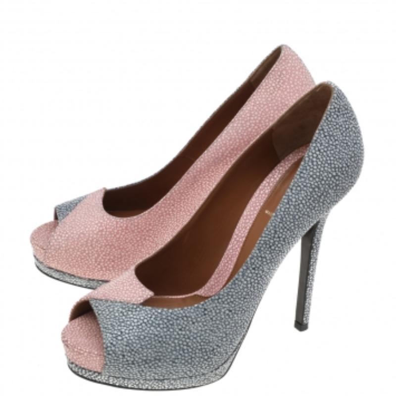 Un tocco femminile e un fascino sofisticato caratterizzano queste splendide décolleté Fendi. Realizzati con materiali di qualità, aggiungeranno un fascino opulento al tuo look e si abbineranno a molti look che vorrai creare.