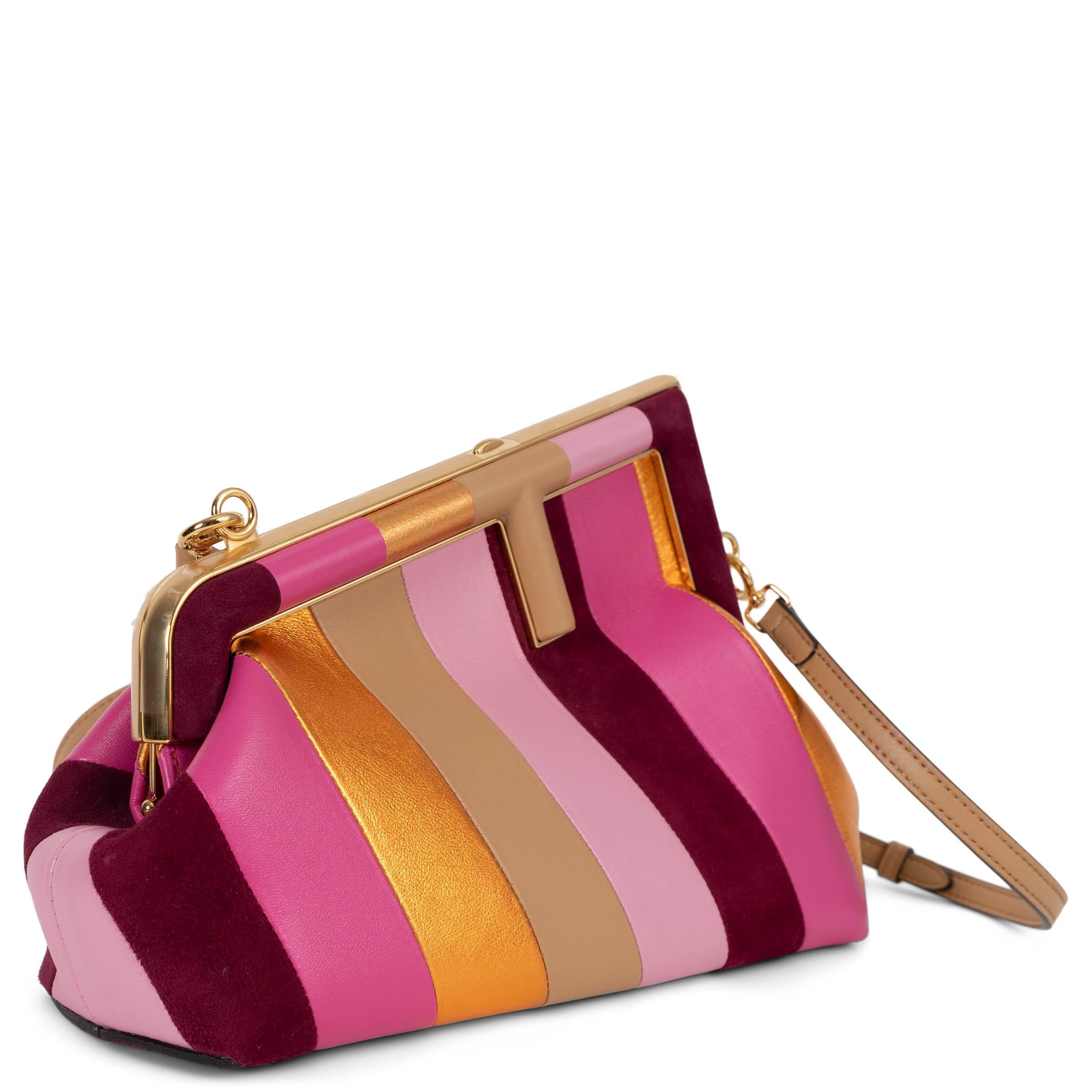 Le sac First Small de Fendi se distingue par son patchwork de cuir rose, beige sable et orange métallisé, rehaussé d'un riche daim bordeaux. Définie par sa monture architecturale en forme de F et sa quincaillerie dorée étincelante, cette pièce