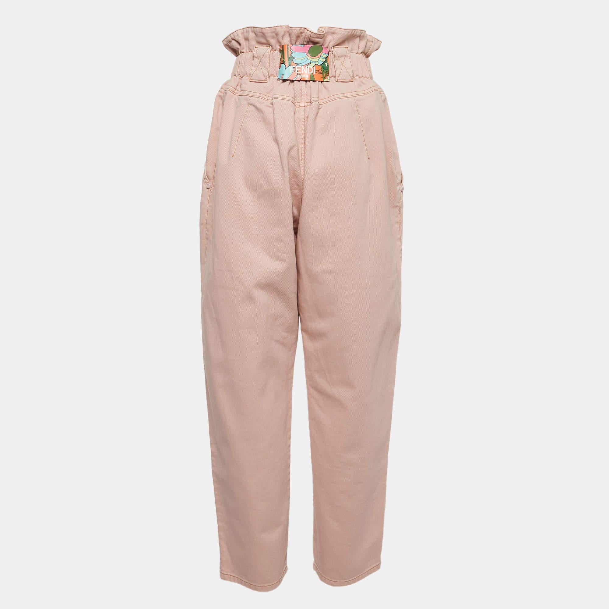 Añade un toque de rosa a tu conjunto llevando estos vaqueros chic de la Casa Fendi. Están muy bien confeccionados con tejido vaquero rosa y presentan un estilo de cintura alta. Tienen un cierre abotonado y dos bolsillos exteriores. Combínalos con