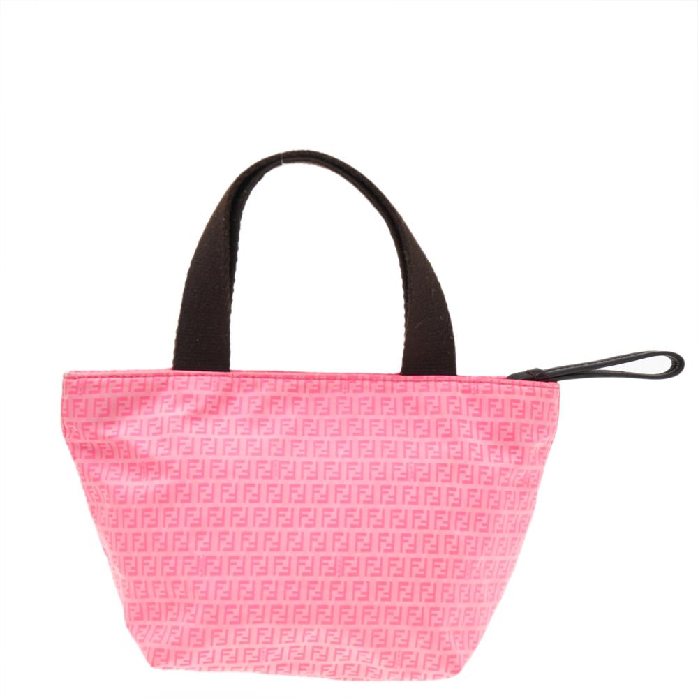 Add some magic to your everyday attire with this super stylish and classy tote from Fendi. Crafted from pink nylon, it features a soft silhouette and comes equipped with dual handles. It flaunts the brand logo on the front and opens to a fabric