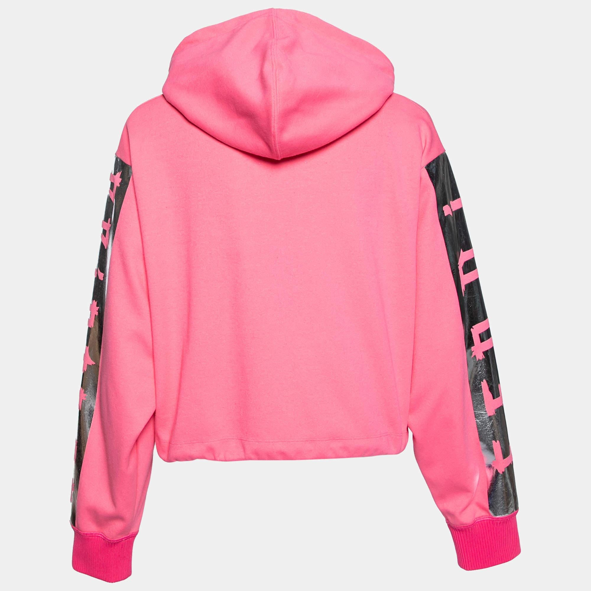 Creata con un mix di tessuti di qualità, questa felpa con cappuccio rosa di Fendi è caratterizzata da una stampa e da un ricamo di Nicki Minaj sul davanti. Il design ultra chic è dotato di maniche lunghe ed è ideale per le uscite più rilassate.