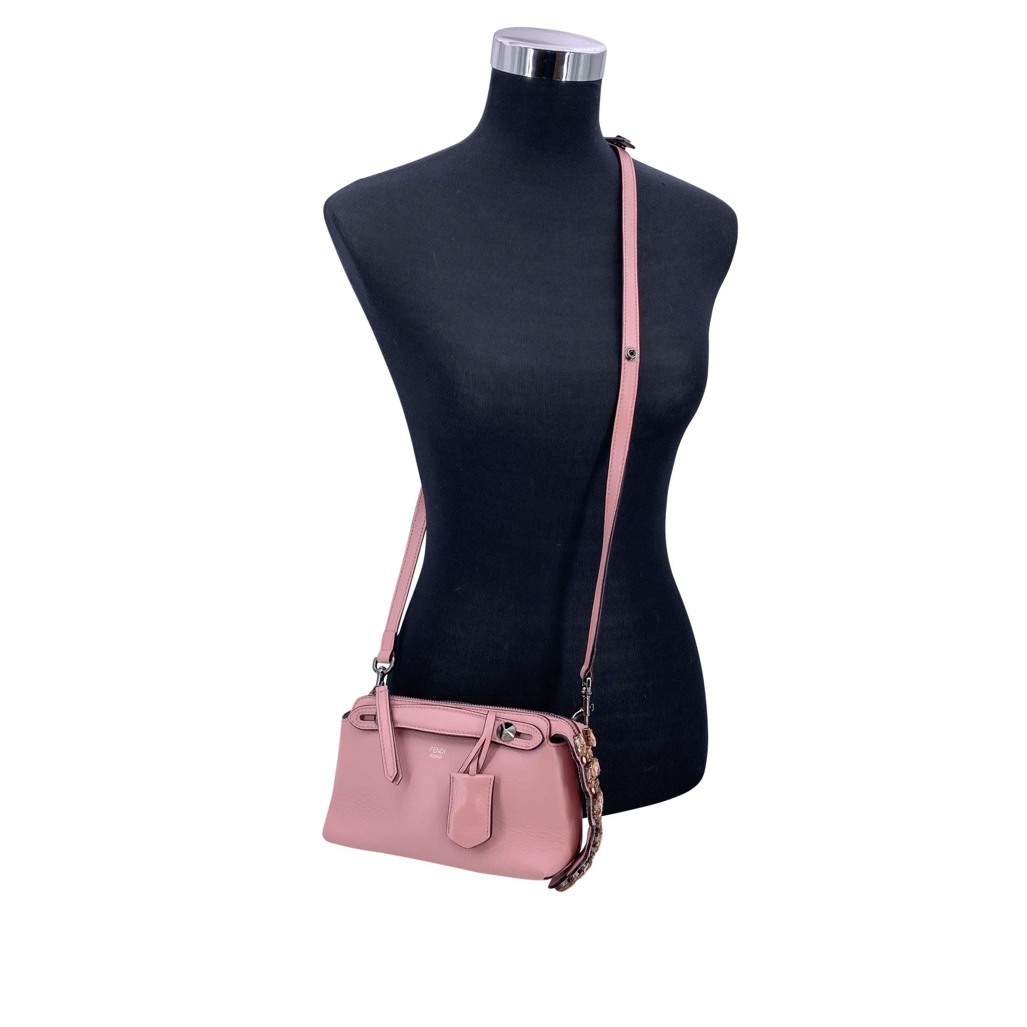Aggiungi un tocco di scintillio e raffinatezza alla tua collezione con l'autentica borsa Fendi Crystal Tail Mini By The Way in una splendida tonalità rosa. Realizzata in pregiata pelle di vitello, questa mini borsa a tracolla emana lusso grazie alla