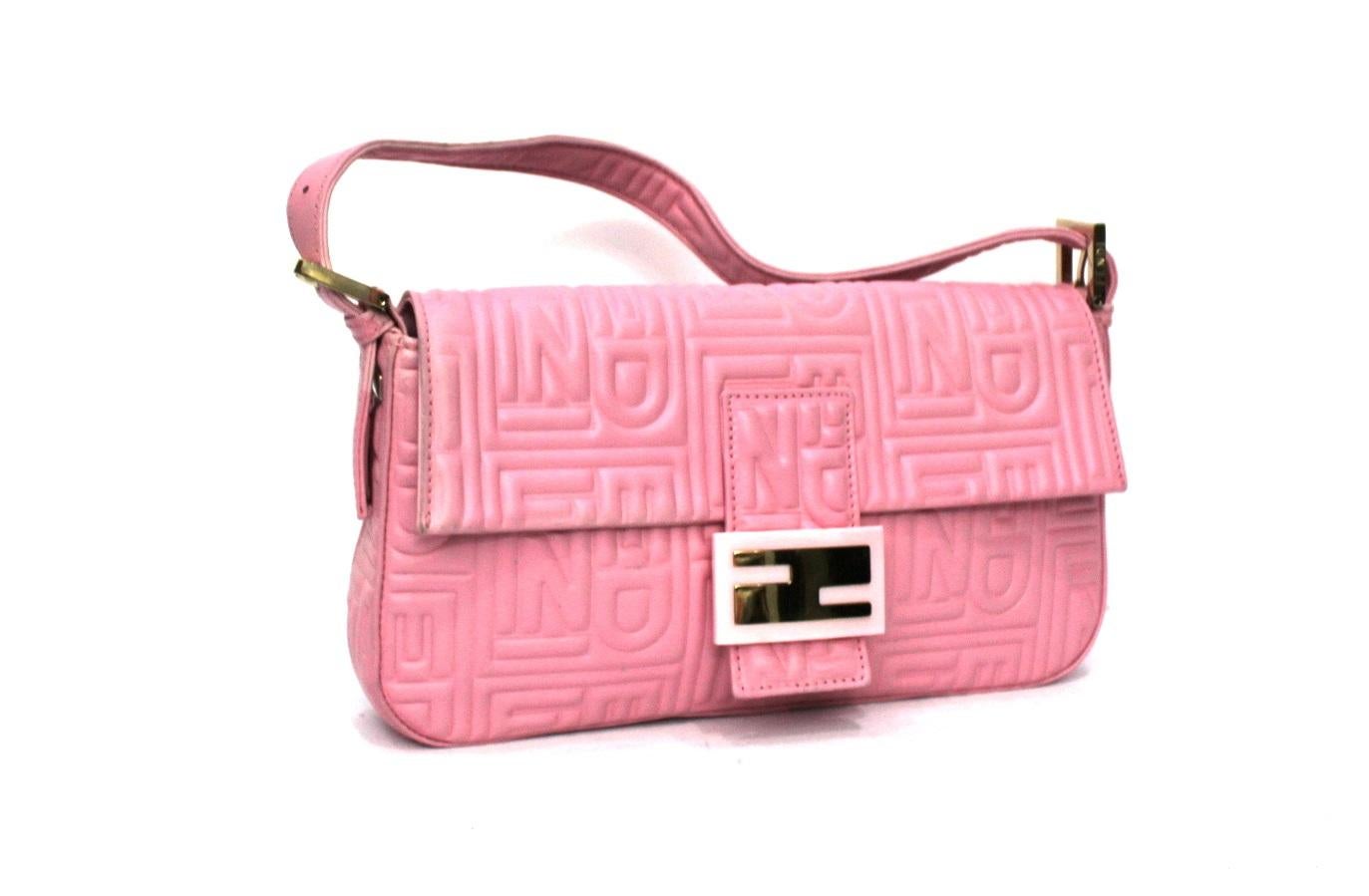 Fendi baguette in pink leather with golden hardware.
Magnetic button closure, internally quite large. Equipped with an adjustable leather handle.
The bag has slight signs of wear.