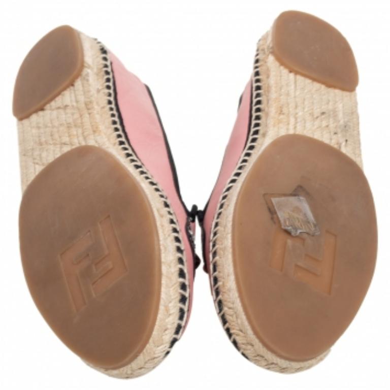 Caratterizzate da un bizzarro dettaglio a forma di occhio di mostro, queste espadrillas slip-on della casa Fendi in pelle rosa sono state progettate in modo intelligente per aggiungere un tocco di freschezza al tuo look del giorno. Facili da
