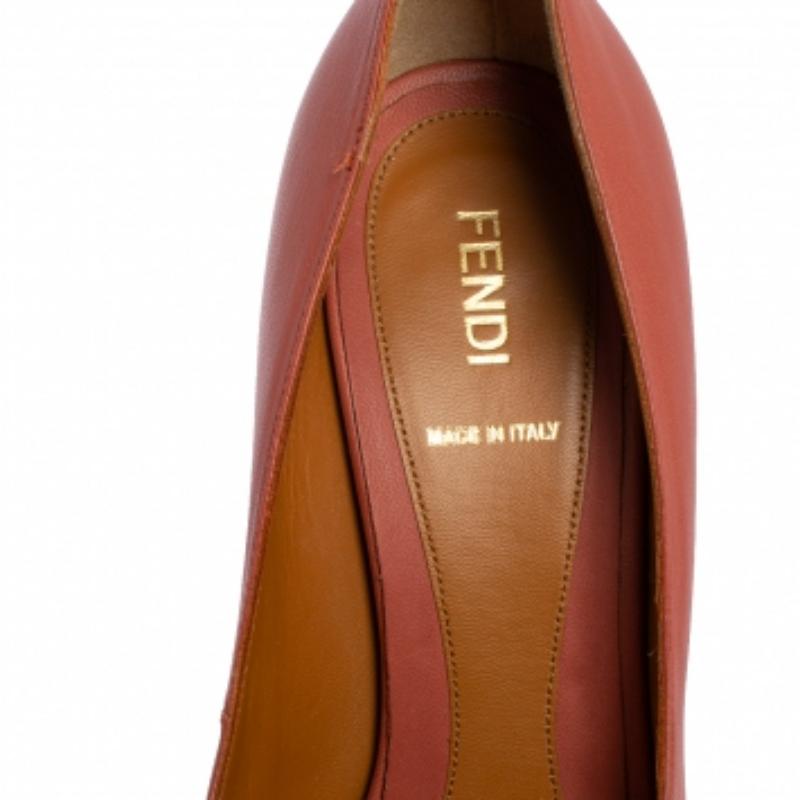 Marron Fendi escarpins Fendista à bout ouvert en cuir rose, taille 39,5 en vente