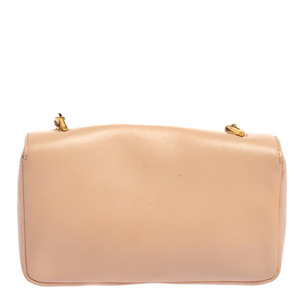 This chic Be Baguette crossbody bag from Fendi is crafted from pink-hued leather. The classy bag comes with a push-lock closure and a chain and leather weaved shoulder strap. The Alcantara-lined interior will safely store all your