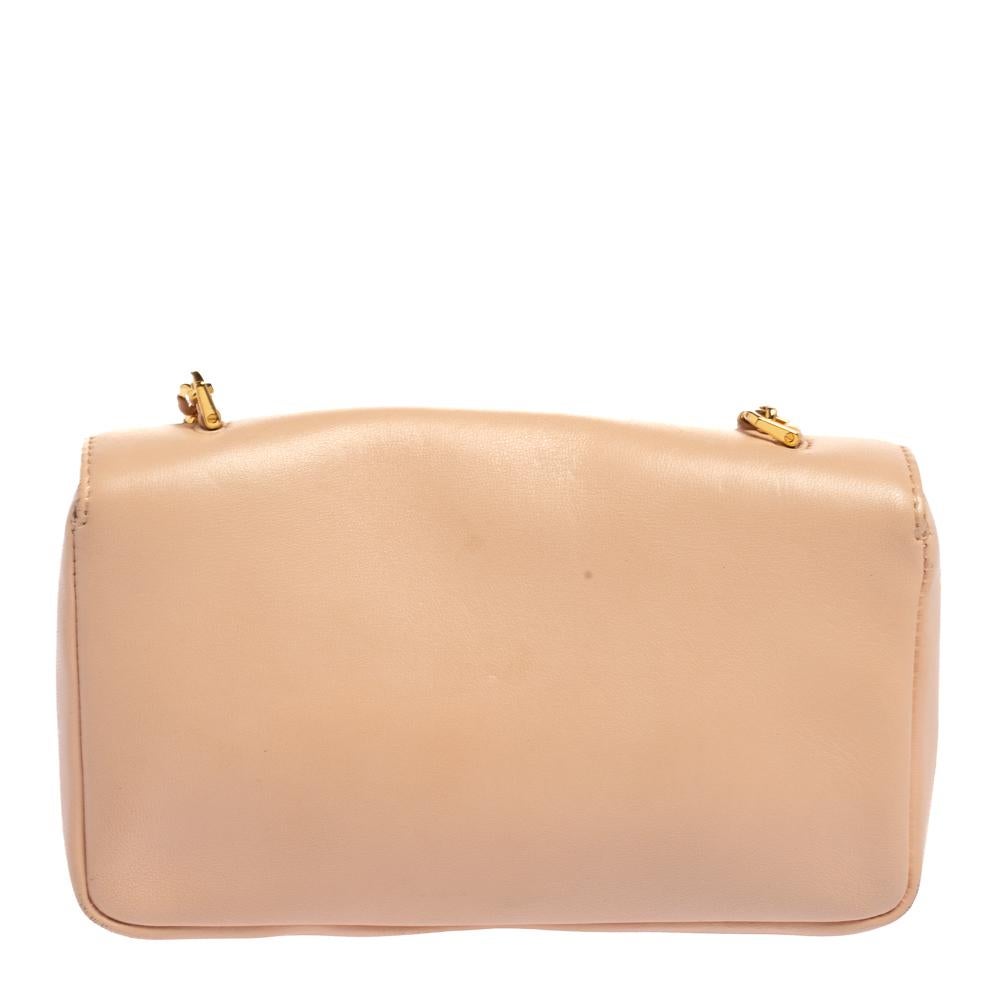 Diese schicke Be Baguette Crossbody Bag von Fendi ist aus rosafarbenem Leder gefertigt. Die edle Tasche hat einen Druckverschluss und einen Schulterriemen aus Kette und Ledergeflecht. Der mit Alcantara ausgekleidete Innenraum bietet sicheren